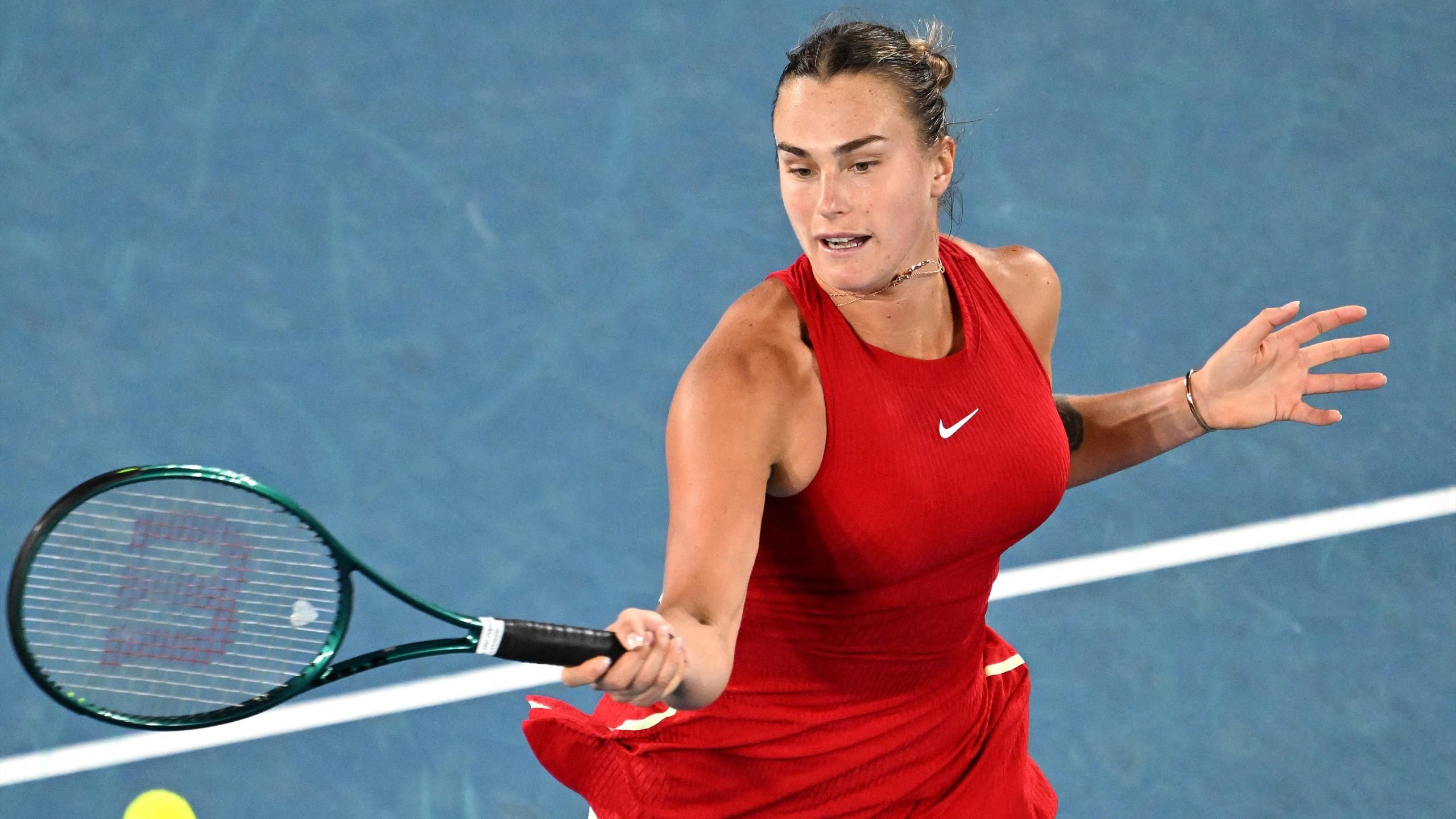 Az edzőjére firkáló Sabalenka, a harcos Krejcikova és egy elsőbálozó is negyeddöntős a nőknél