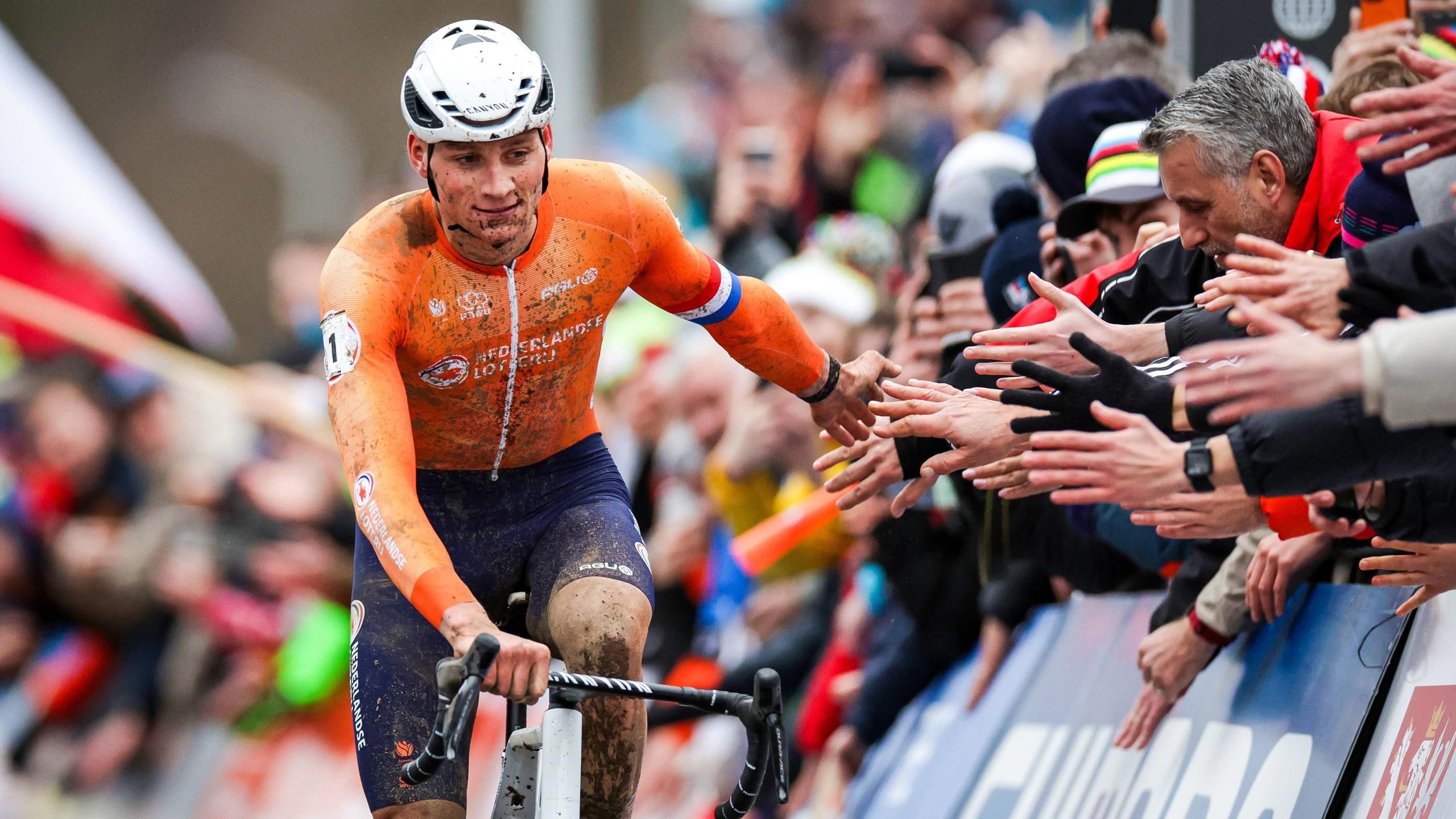 Mathieu Van der Poel sacré champion du monde de cyclocross pour la sixième fois, après sa