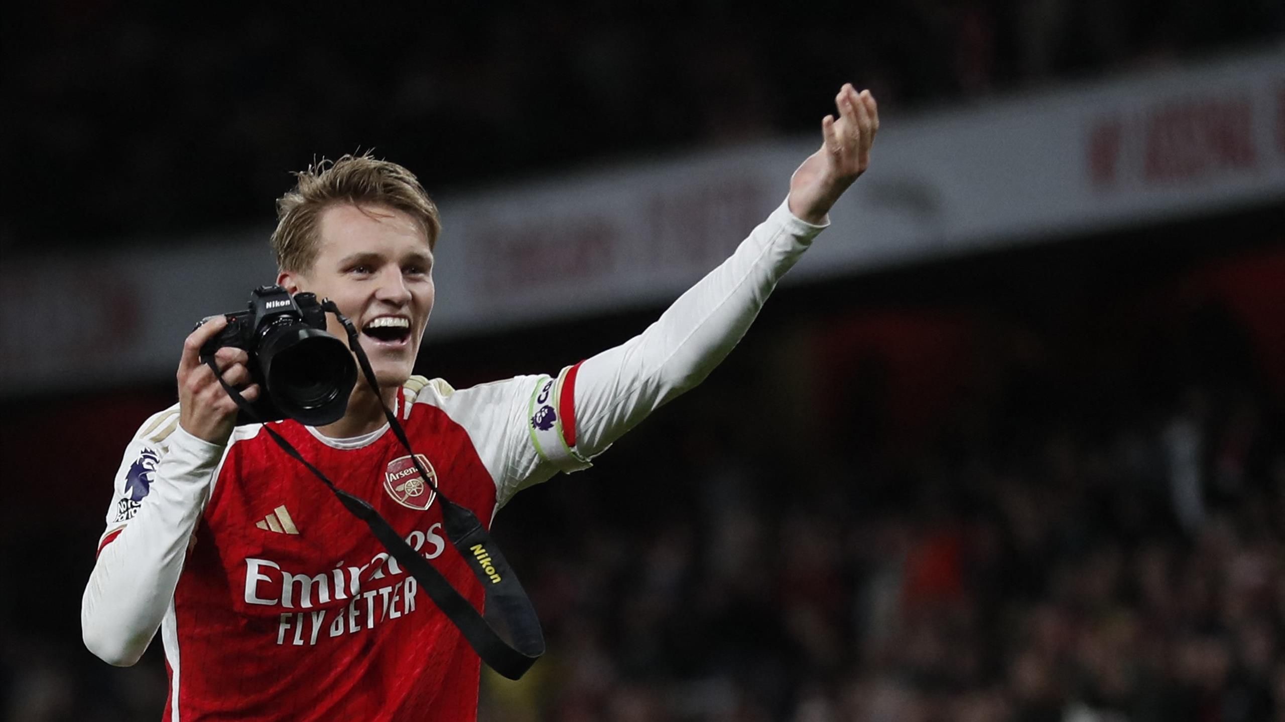 „Ne öljétek ki az örömöt a fociból!” – Ødegaard ünneplése komoly vitát váltott ki a legendák között