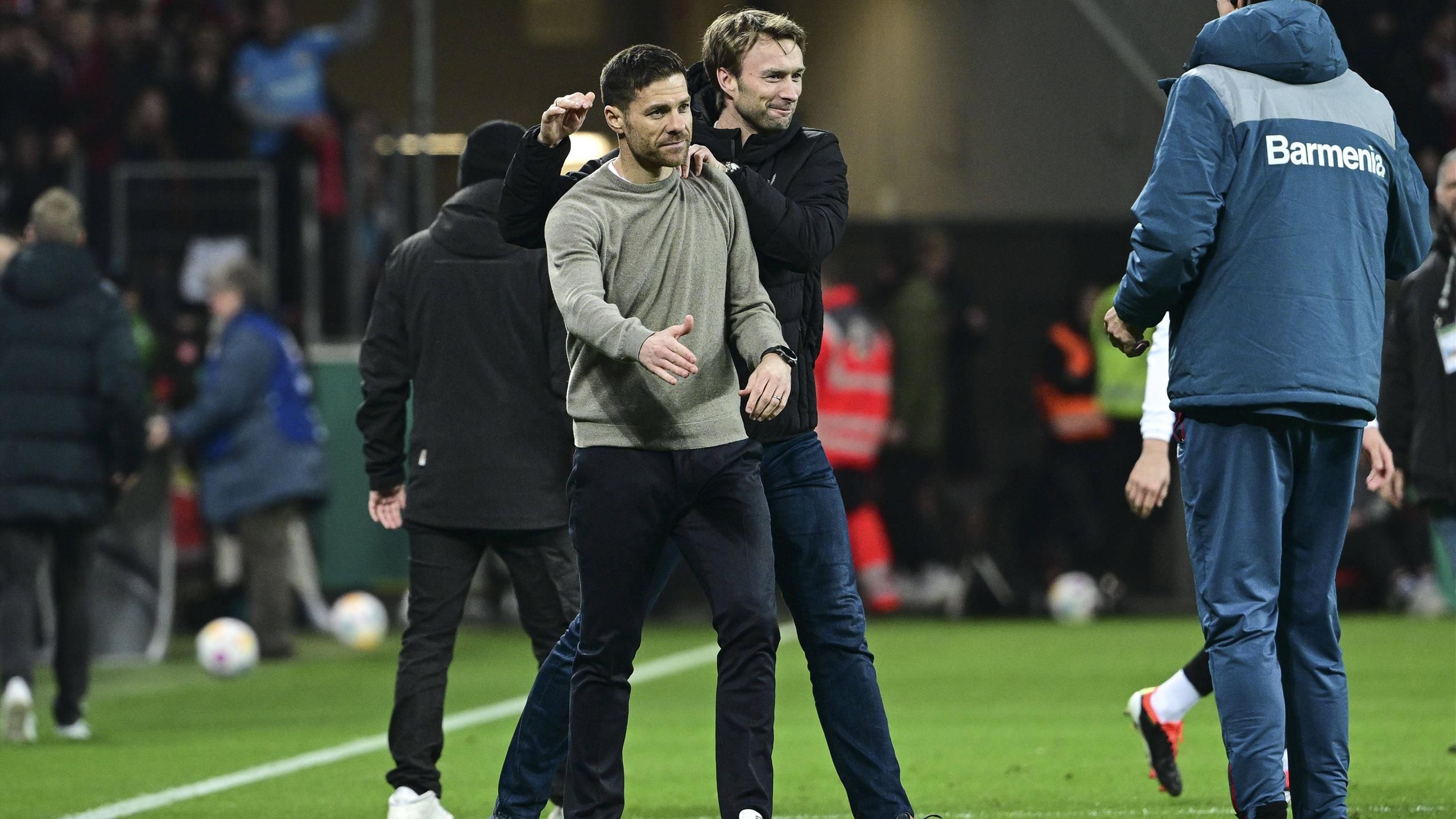 Bayer 04 Leverkusen: Simon Rolfes glaubt an Verbleib von Xabi Alonso ...