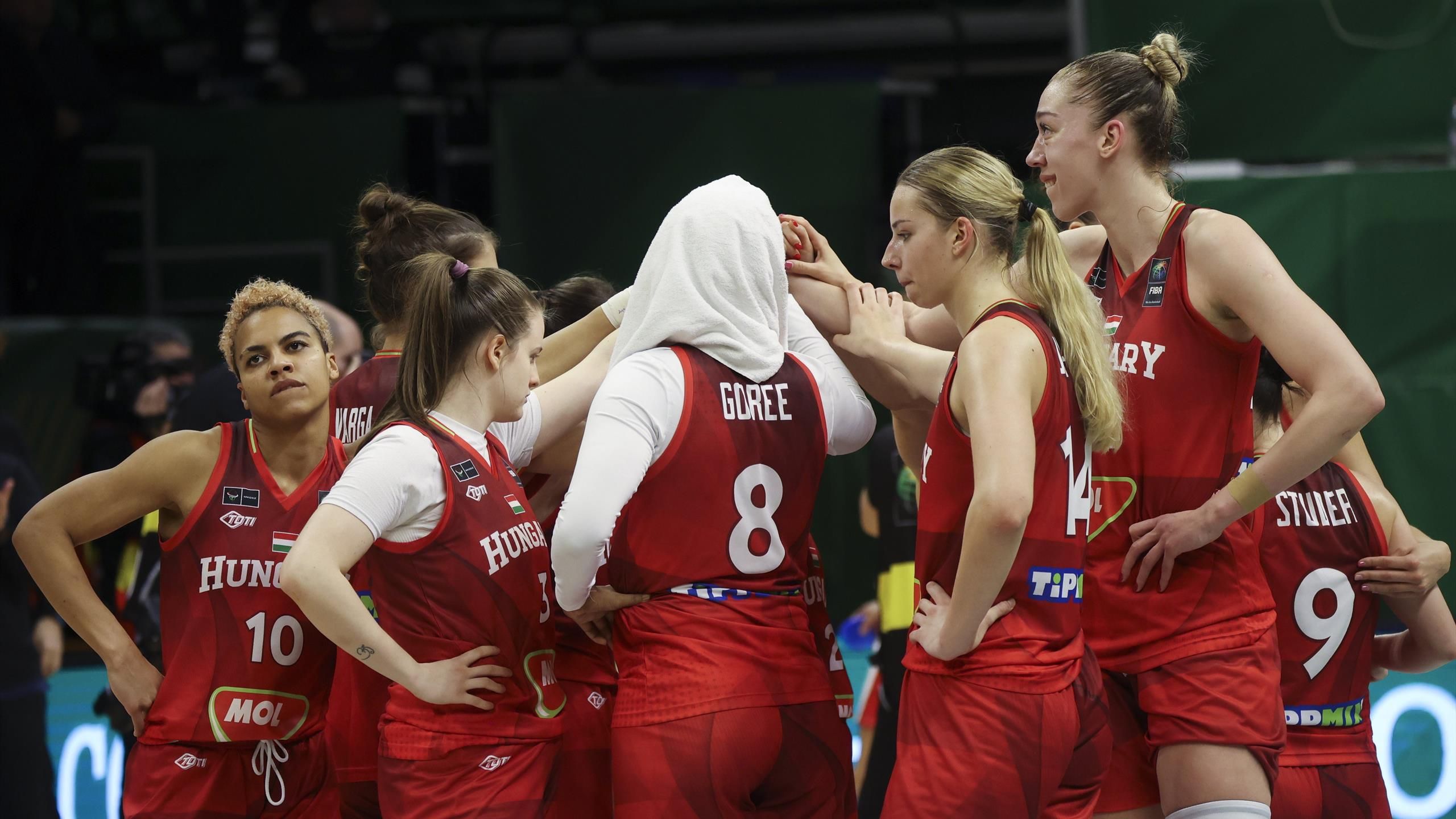 Könnyeivel küszködő játékos, lesújtott kapitányi reakció az olimpiai selejtező után