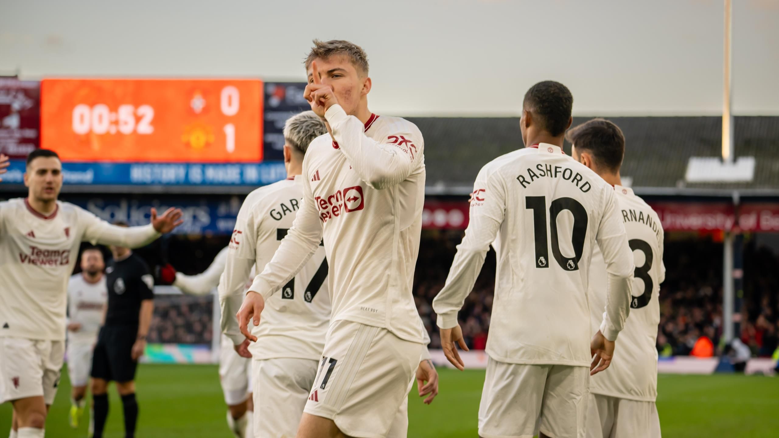 Luton Town 1 2 Manchester United Visitors hold on to edge Premier League win after early Rasmus Hojlund double Eurosport