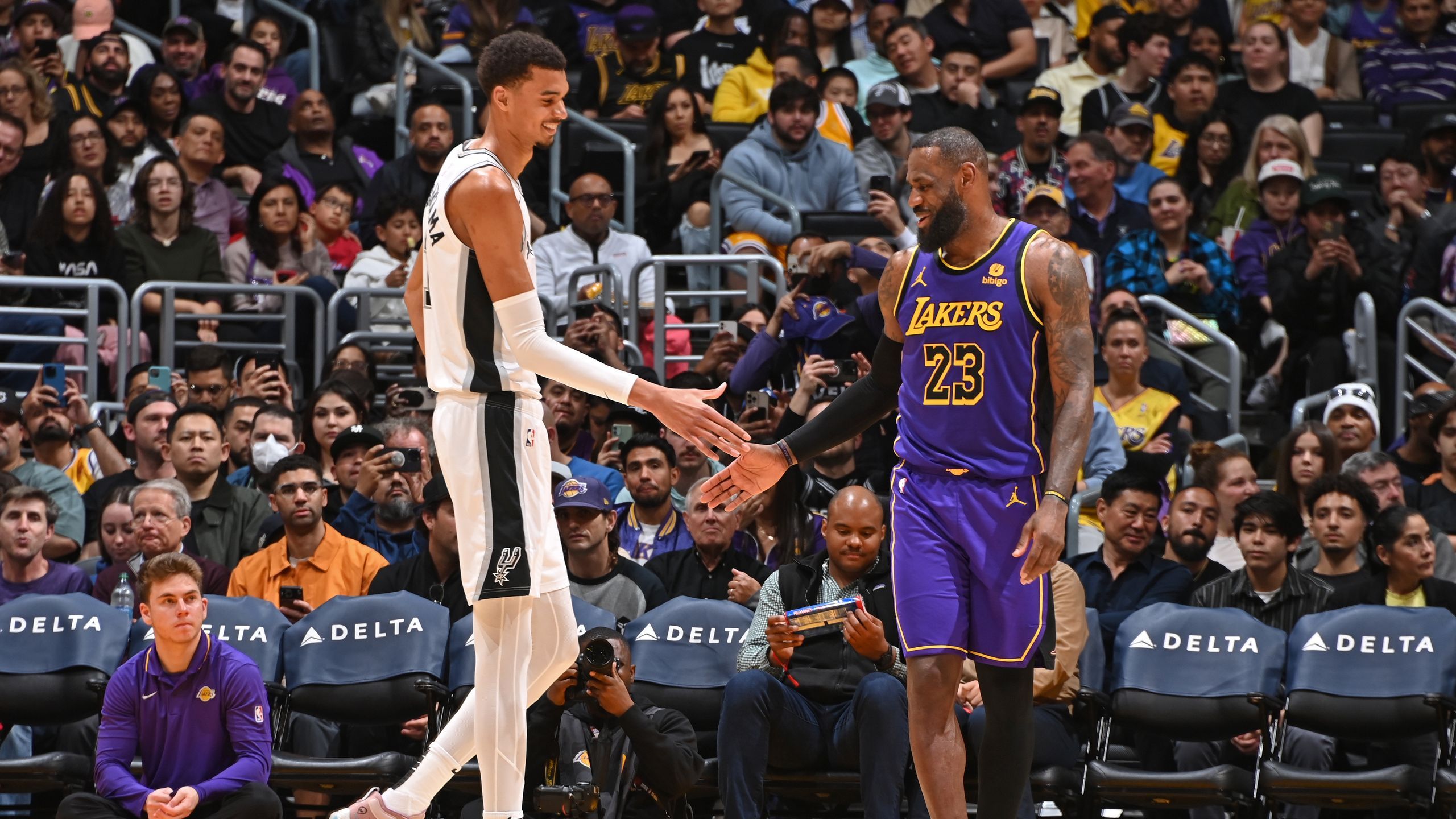 NBA | Victor Wembanyama (Spurs) a encore bluffé LeBron James (Lakers) : "Il  n'a pas de limite" - Eurosport