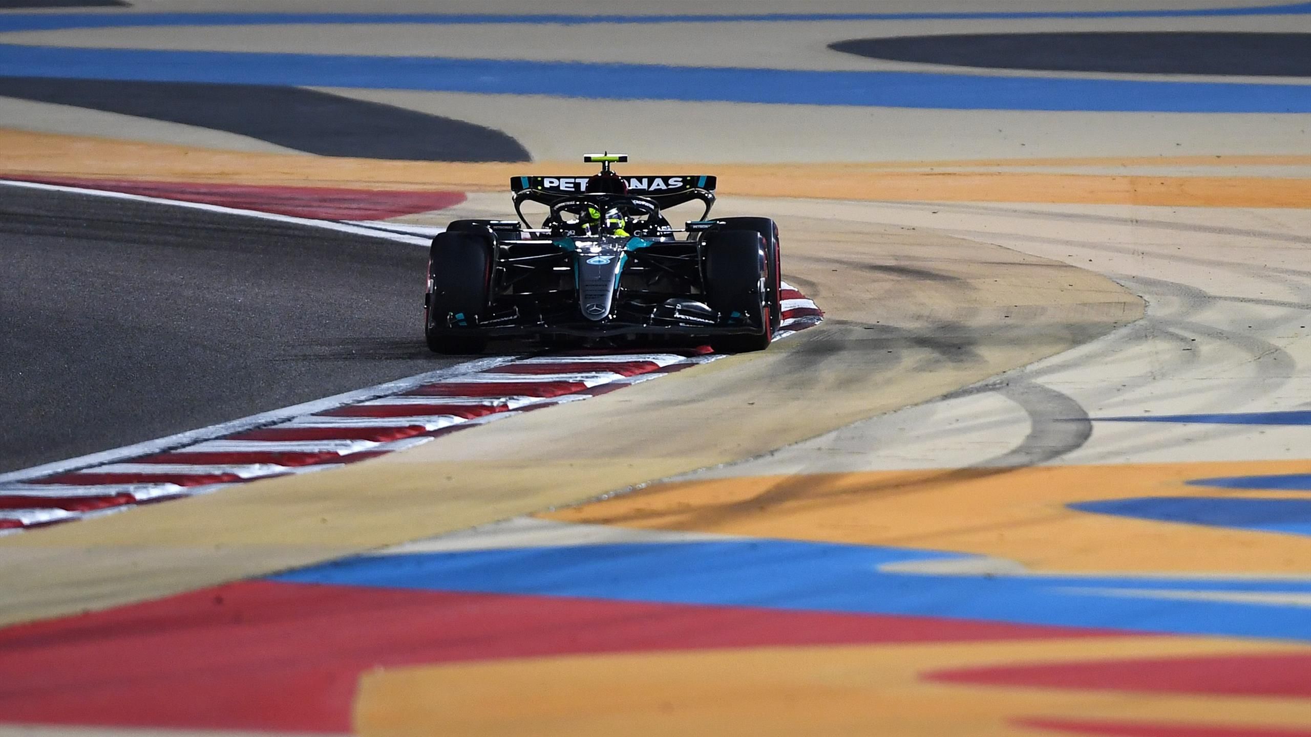 Formula 1 |  Lewis Hamilton (Mercedes) domina la seconda manche, Max Verstappen (Red Bull) è conservatore