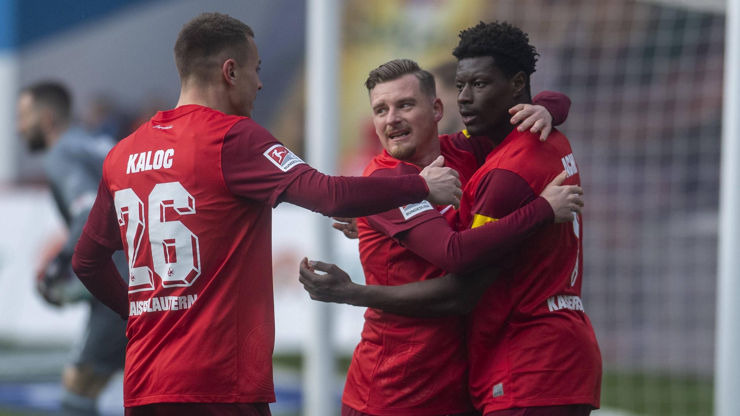 Ragnar Ache schießt 1. FC Kaiserslautern mit Dreierpack zum Sieg – Fan von Hansa Rostock geht auf Spieler los – Eurosport
