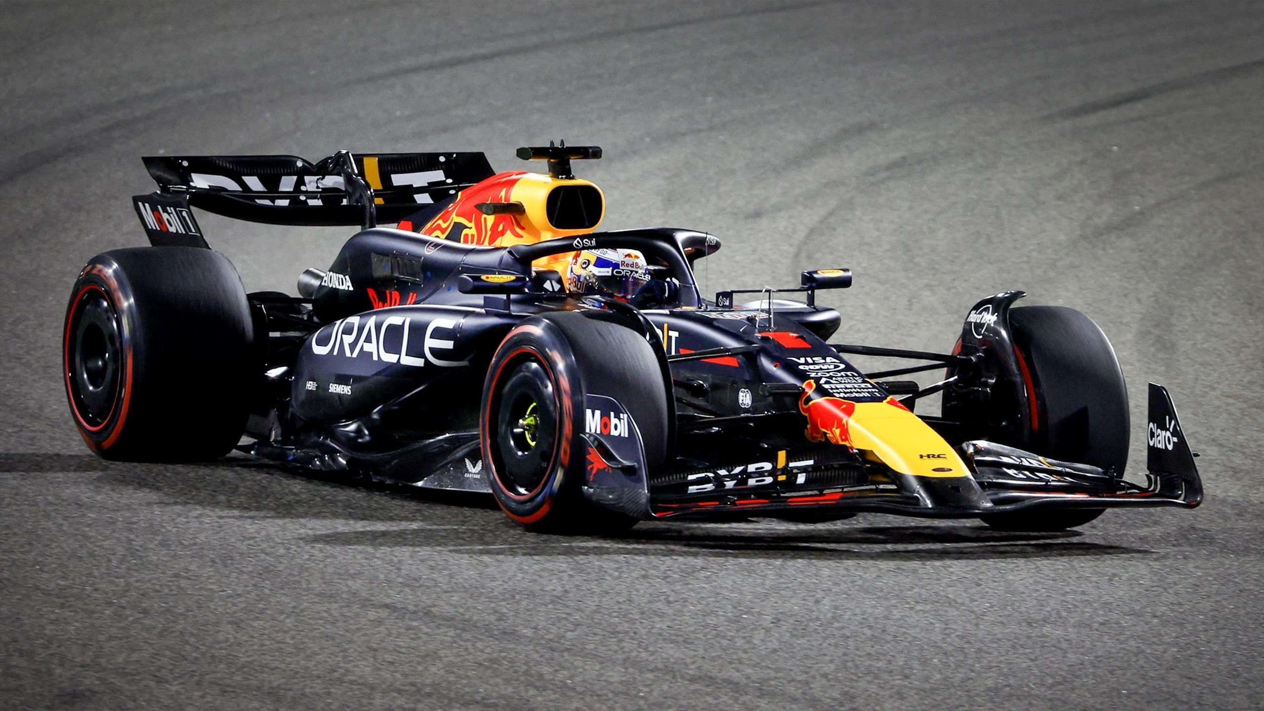 Gran Premio del Bahrein |  Max Verstappen (Red Bull) è un facile vincitore davanti a Sergio Perez e Sainz (Ferrari) sul podio.