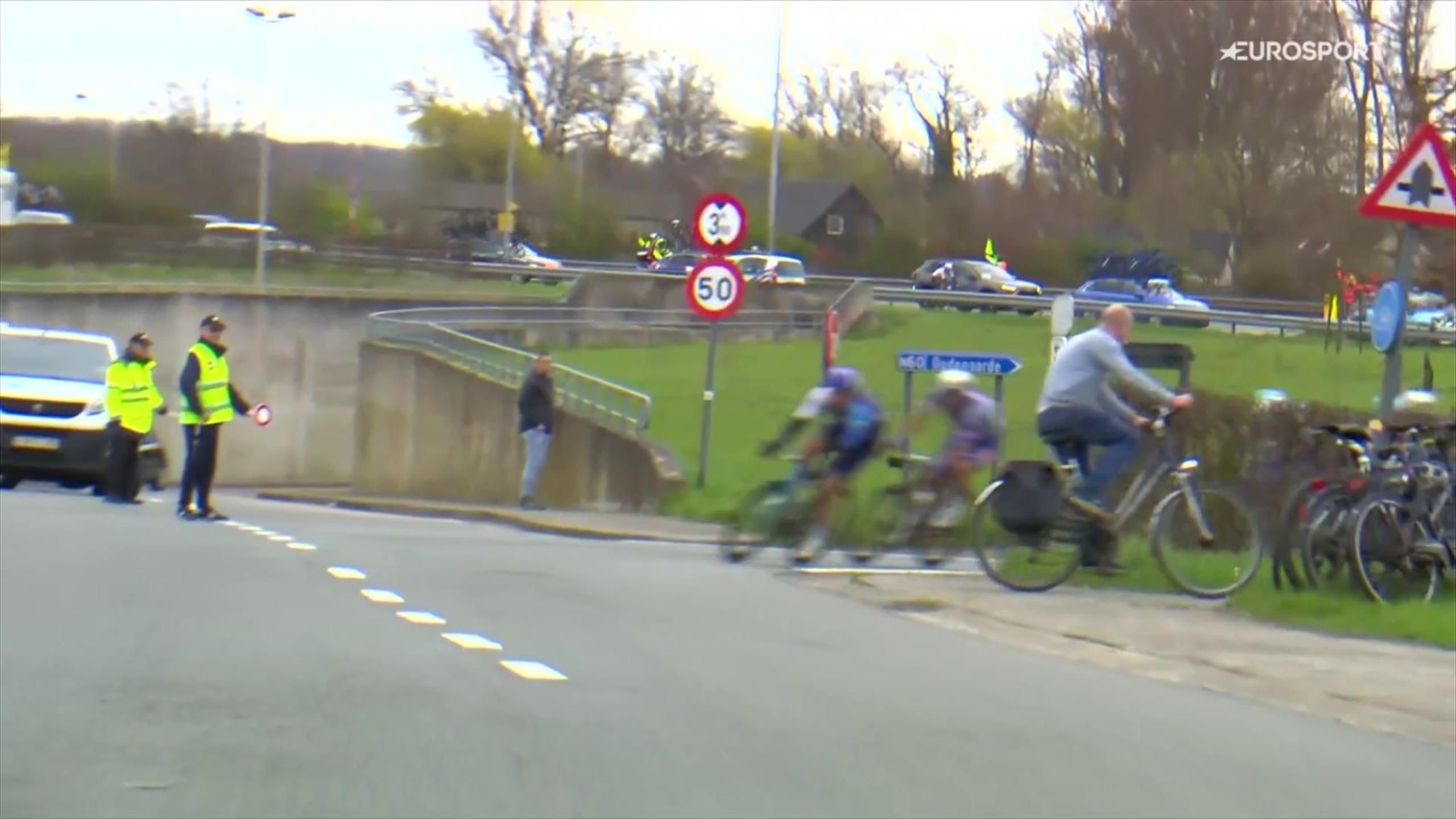 A falubike-ján két másodperccel a mezőny előtt poroszkált át egy néző az úton