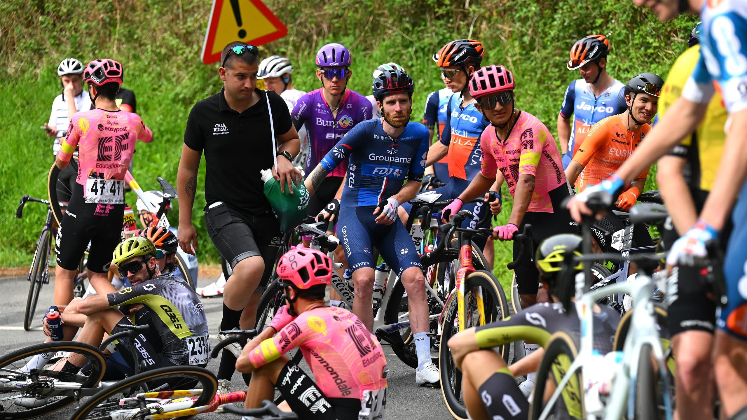 Tour of the Basque Country: Primoz Roglic, Jonas Vengegaard i Remco Evenepoel upadli mocno i wyścig został zneutralizowany