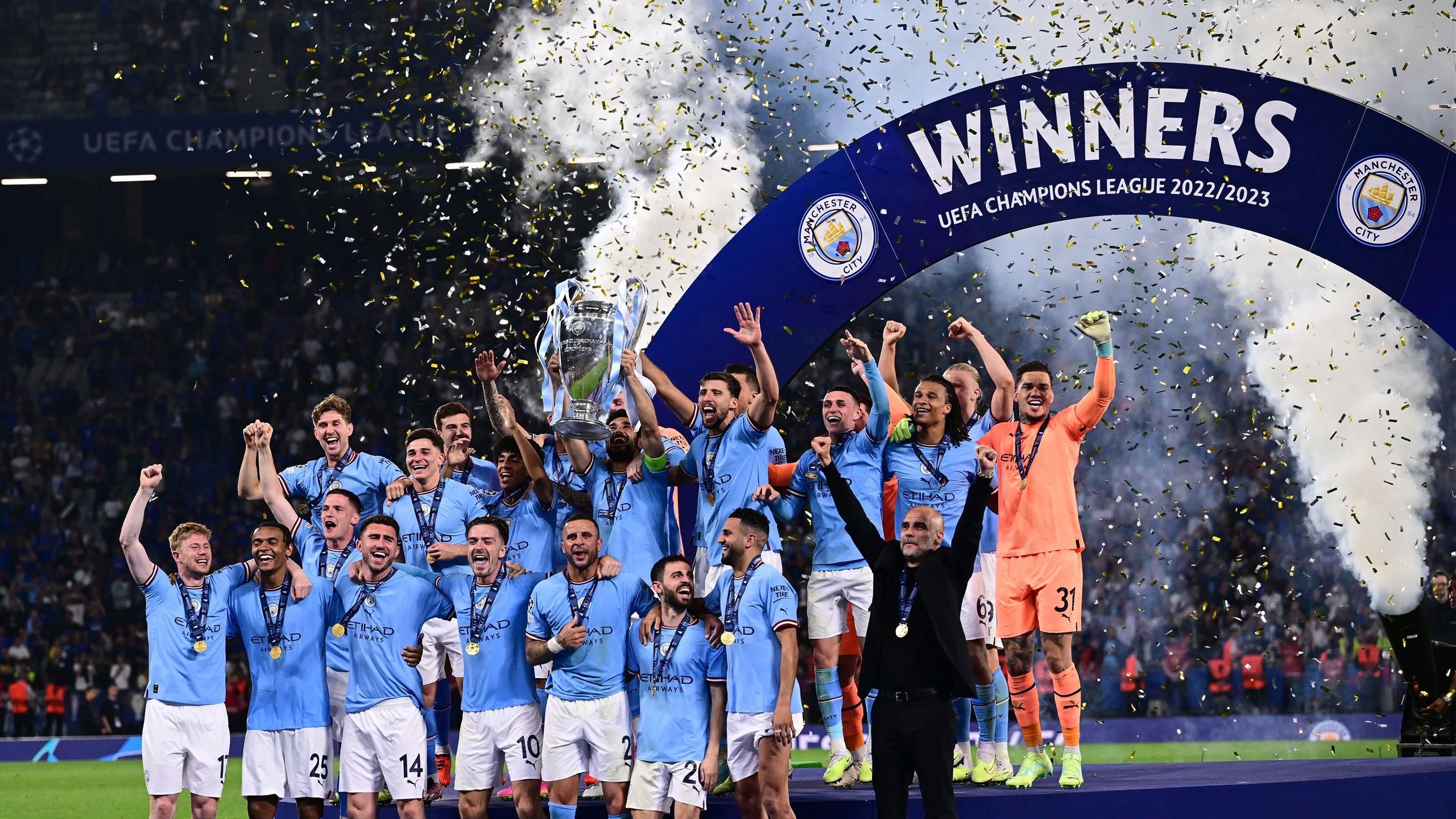 A Manchester City Pep Guardiola körül forog, aki szobrászművészként zseniális művet farag csapatából