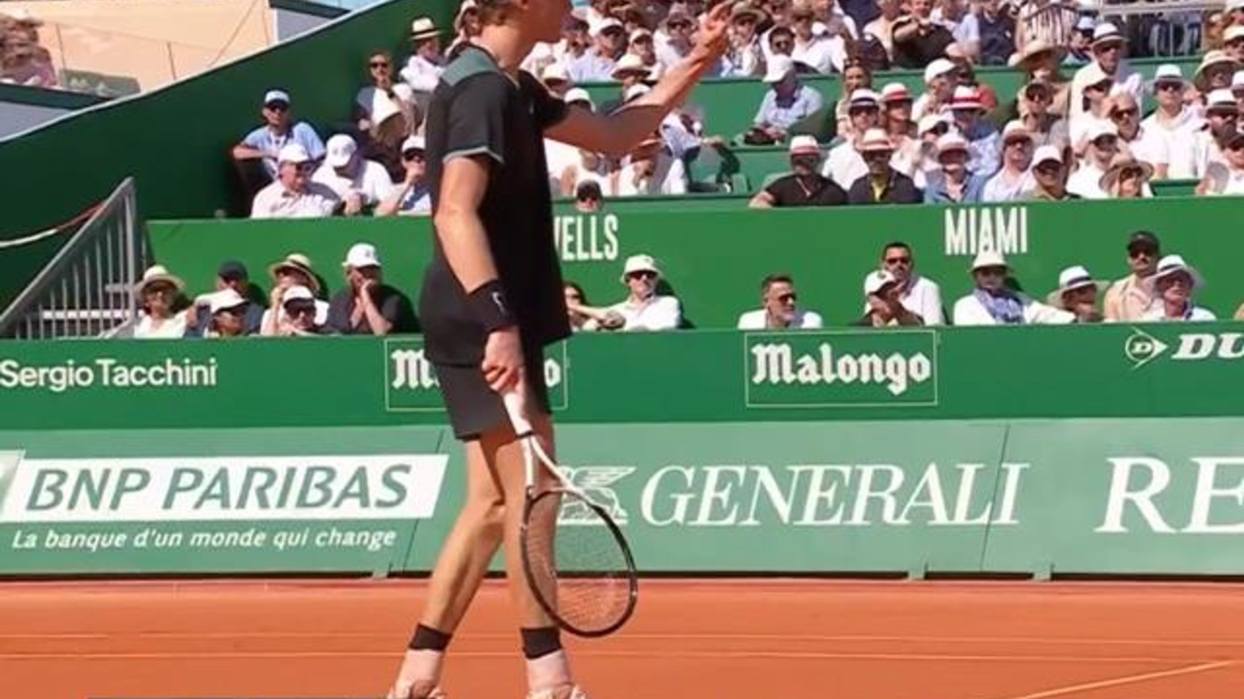 Double faute ou pas ? Stefanos Tsitsipas sauve une balle de double ...