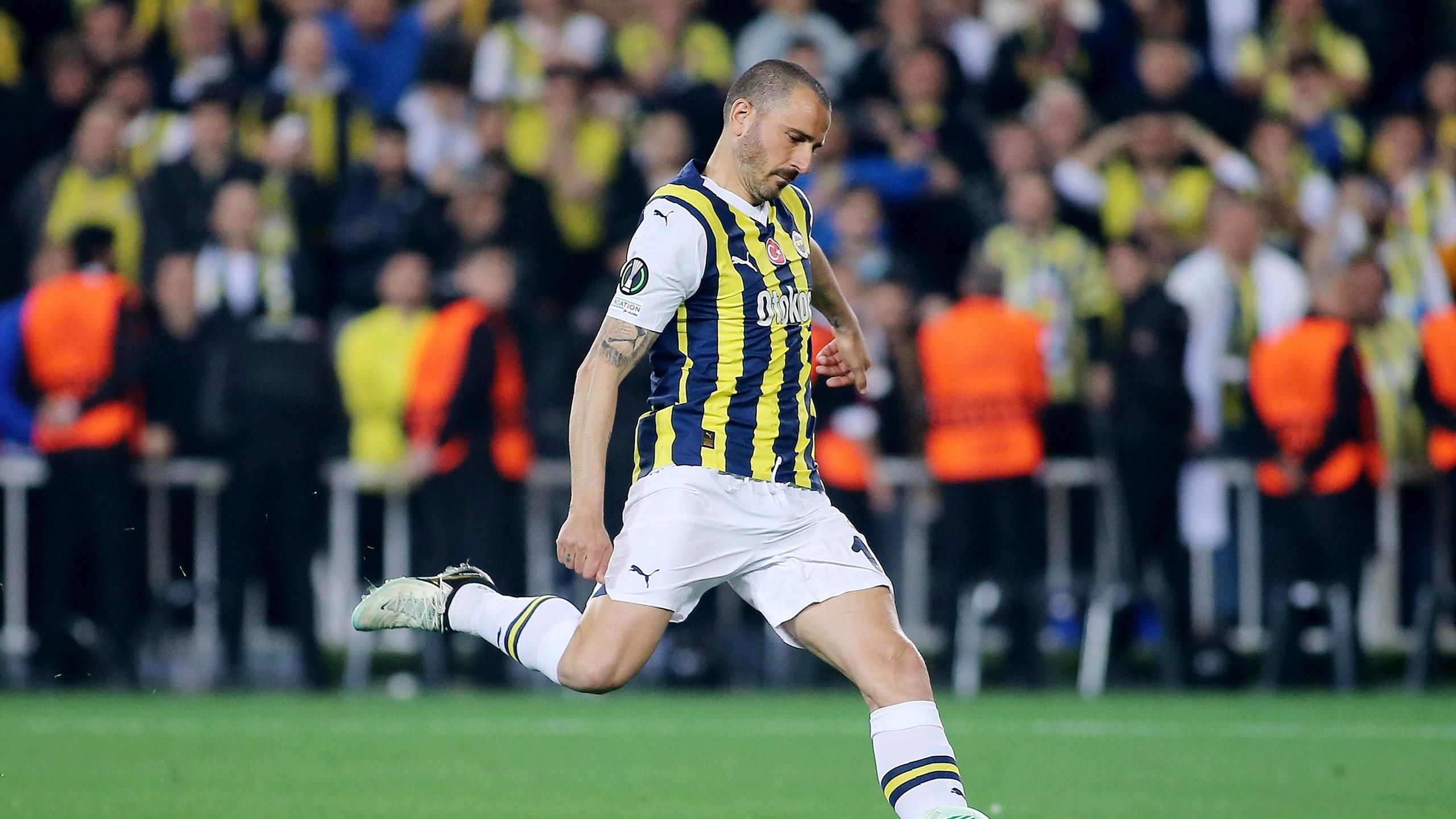 Nightmare for Leonardo Bonucci: he comes on in the 118th minute for Fenerbahce and misses the decisive penalty