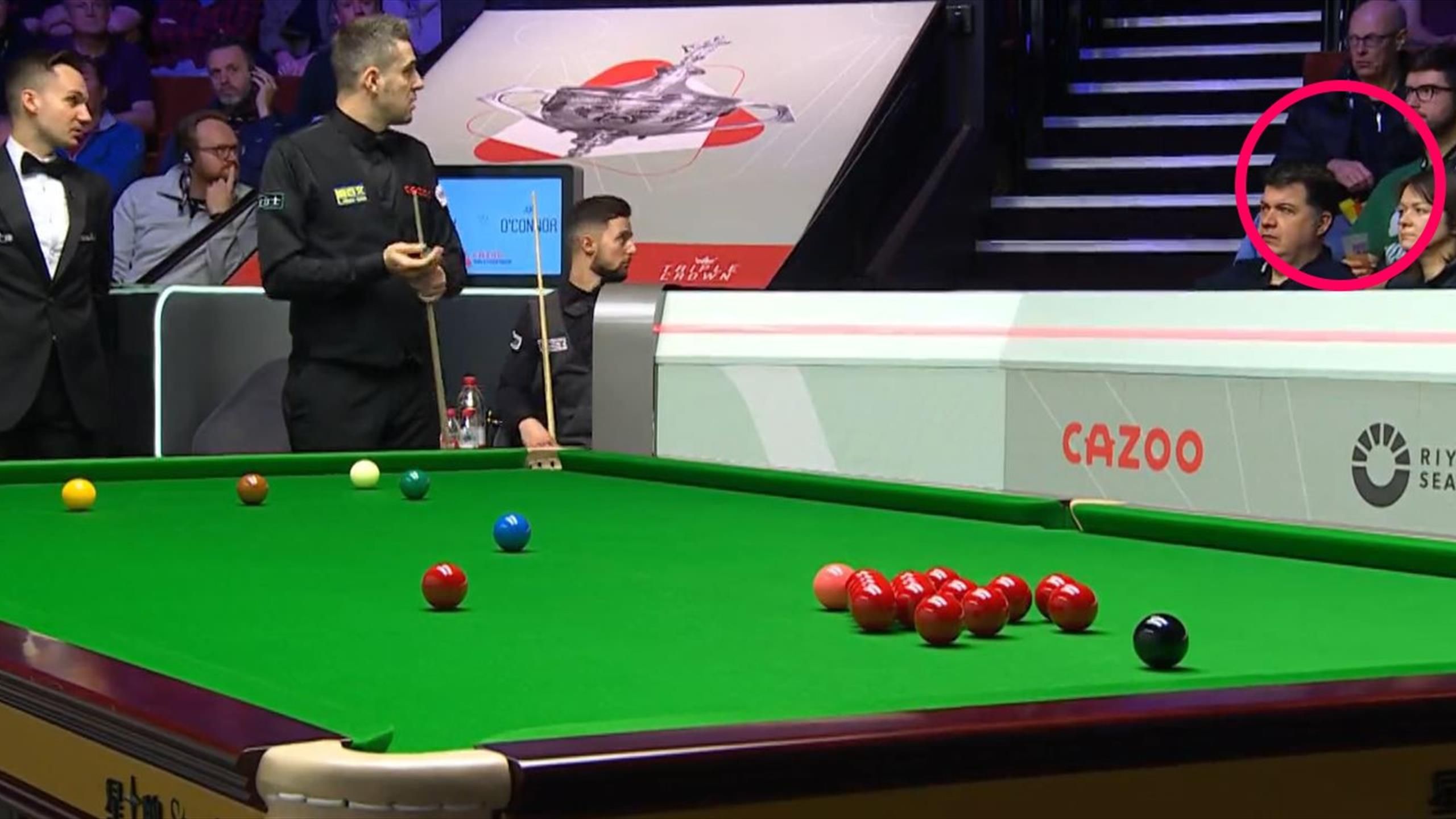 SnookerWM 2024 Referee ermahnt Zuschauer wegen Ruhestörung Pack