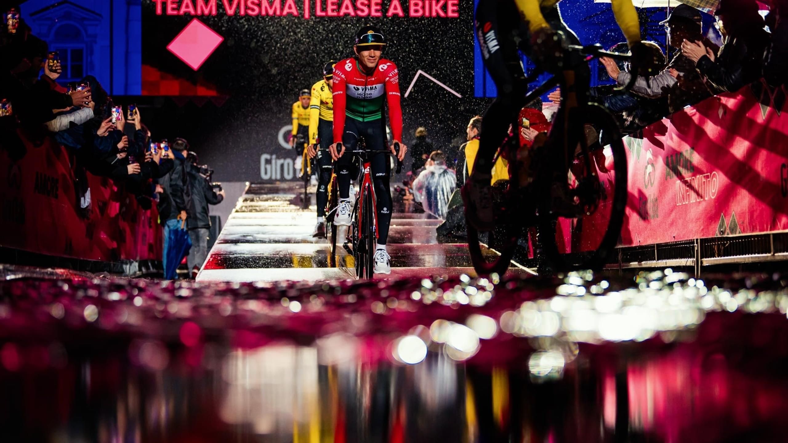 Szakadó eső és egy mosolygós Valter - így mutatták be a Visma csapatát