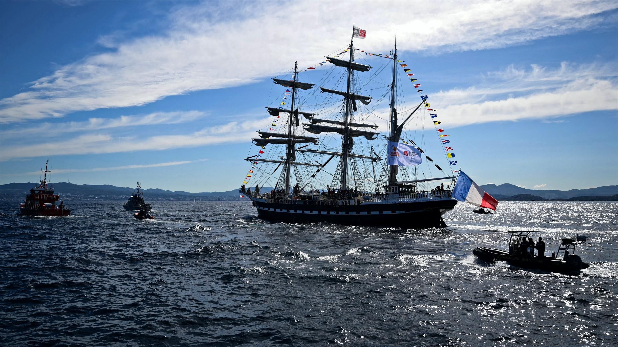 JO Paris 2024 La flamme olympique est en France l'arrivée du Belem