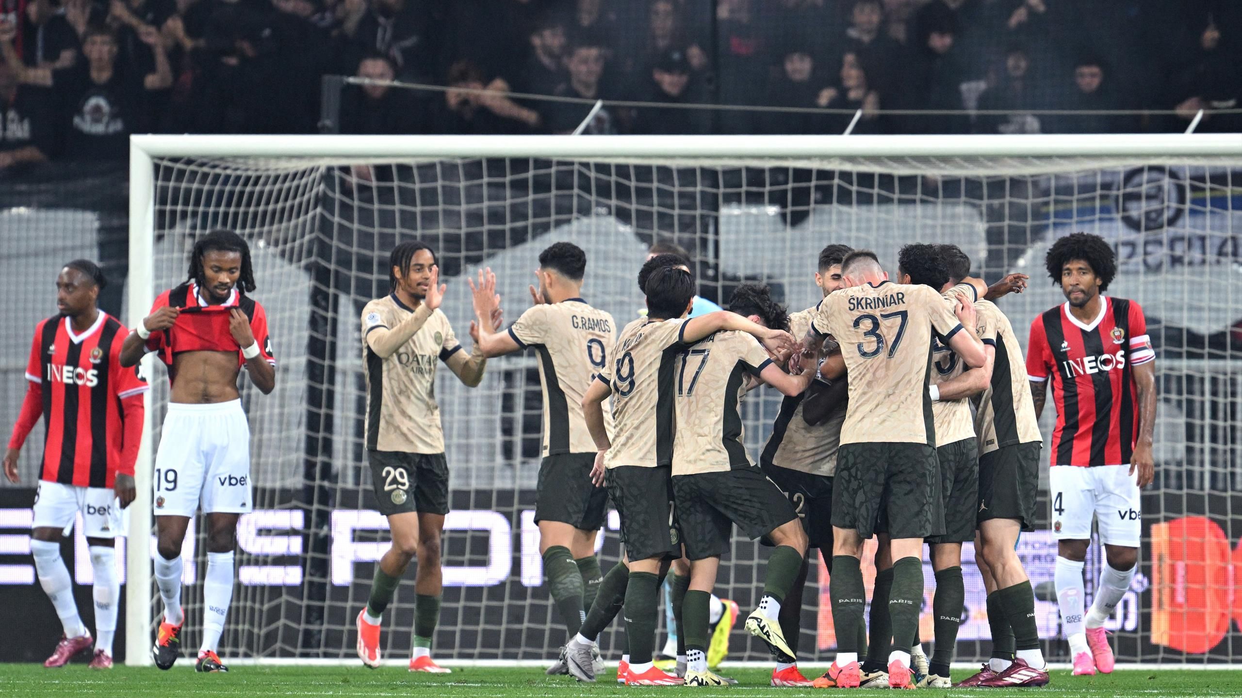 Ligue 1 - Match en retard - Grâce à un Barcola en feu, le PSG éteint les rêves de C1 de Nice thumbnail