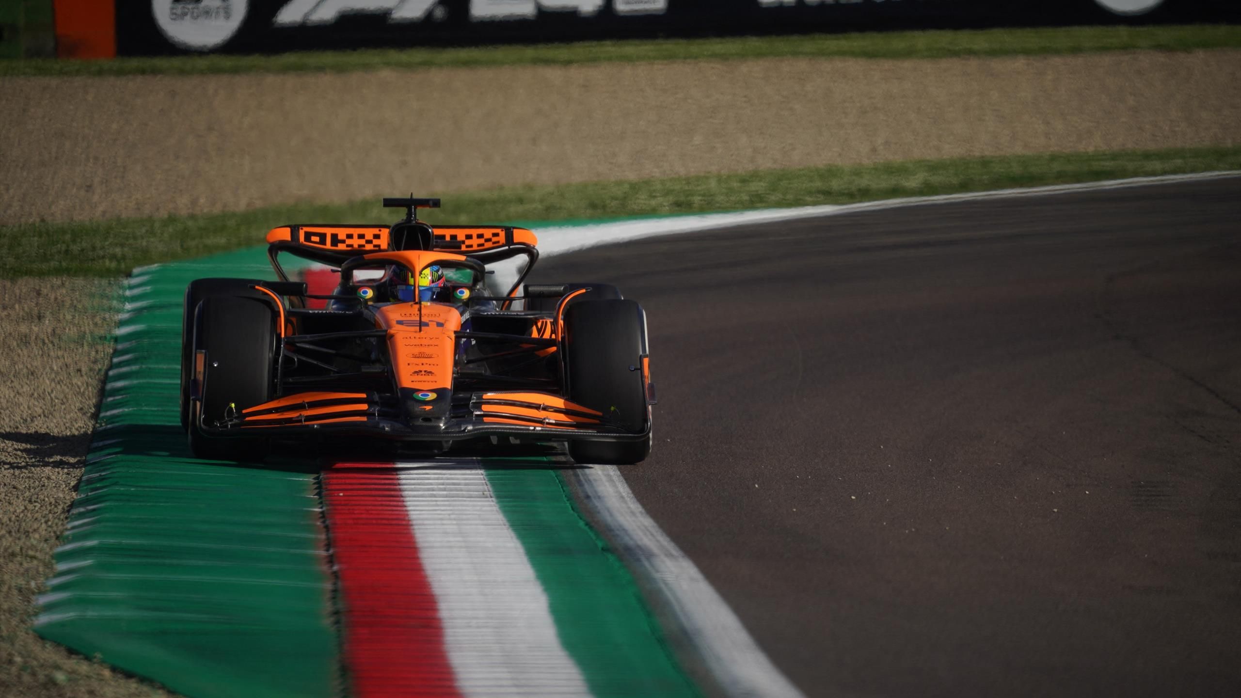 Alonso és Perez is a falban, egy McLaren volt a leggyorsabb a harmadik szabadedzésen
