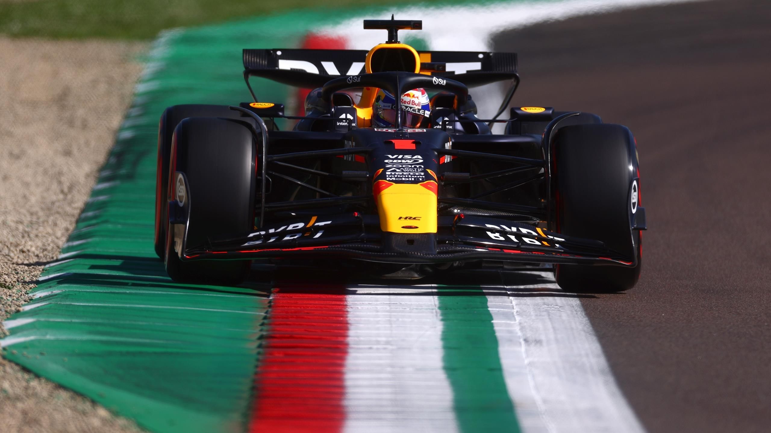 A szezon legizgalmasabb időmérőjén Verstappen volt a leggyorsabb, de ezredeken múlt a pole
