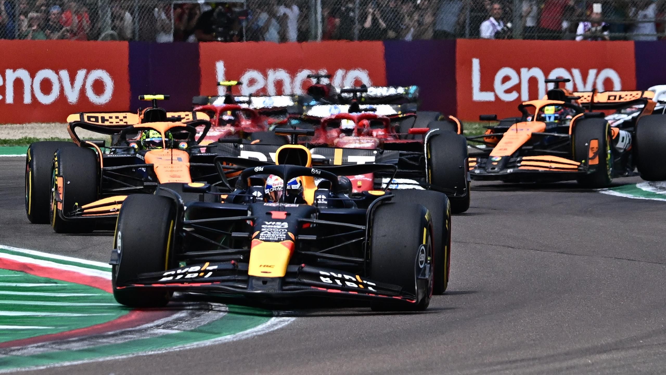 A vége izgalmas lett, de Verstappen nehéz helyzetben is megmutatta, mekkora klasszis