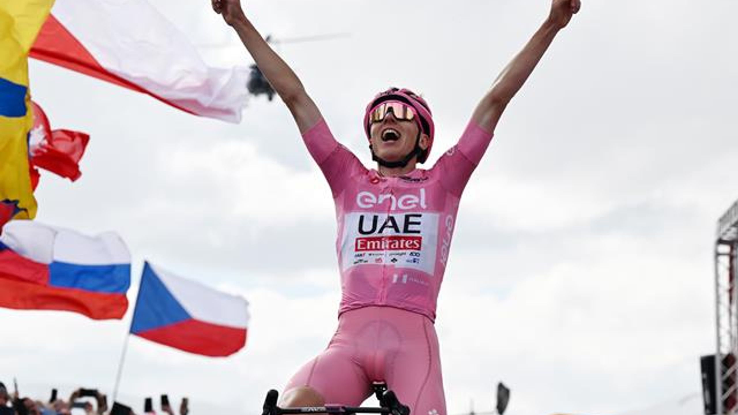Giro d’Italia | Als een bezetene! - Tadej Pogacar stormt via inhaalrace ...