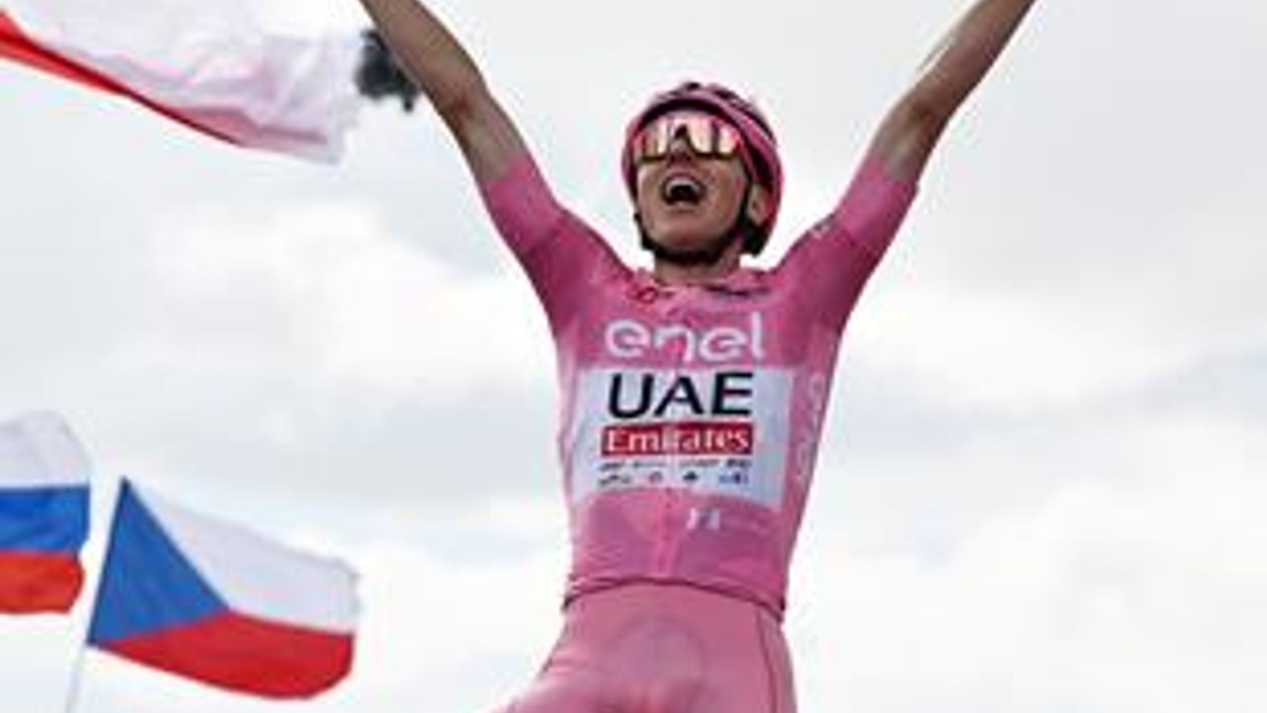 Giro d’Italia | Als een bezetene! - Tadej Pogacar stormt via inhaalrace ...