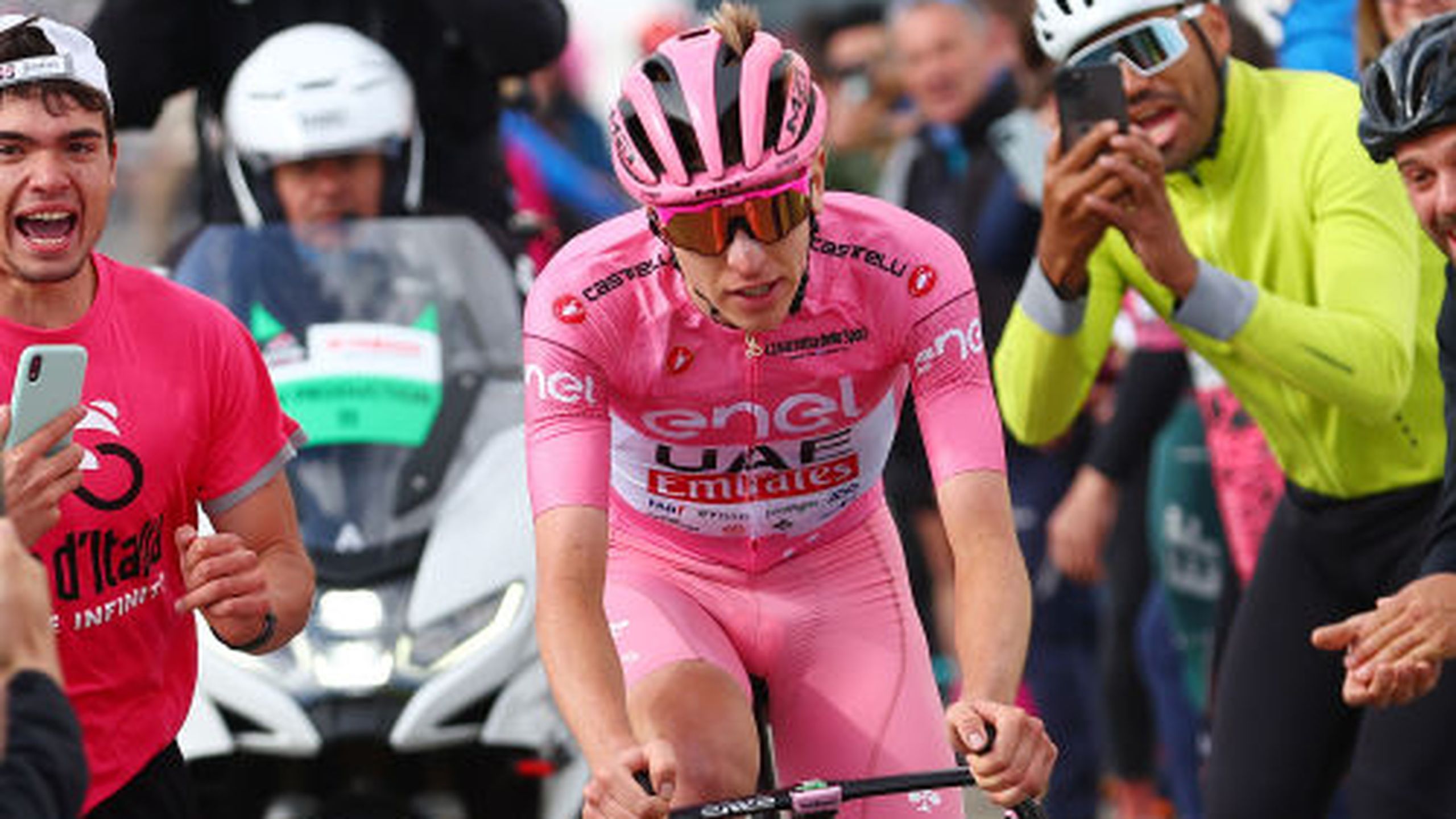 Geraint Thomas says Tadej Pogacar is ‘in a league of his own’ and should aim for victory in every stage of the Giro d’Italia