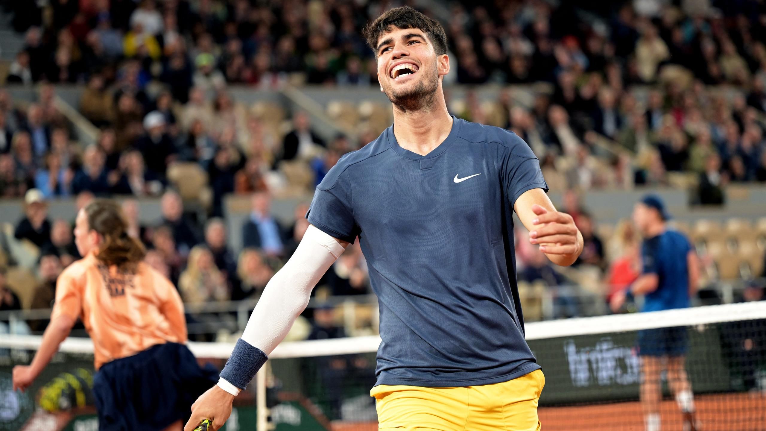 French Open: John McEnroe reacts as Carlos Alcaraz laughs at missing volley against Jesper De Jong - Tennis video