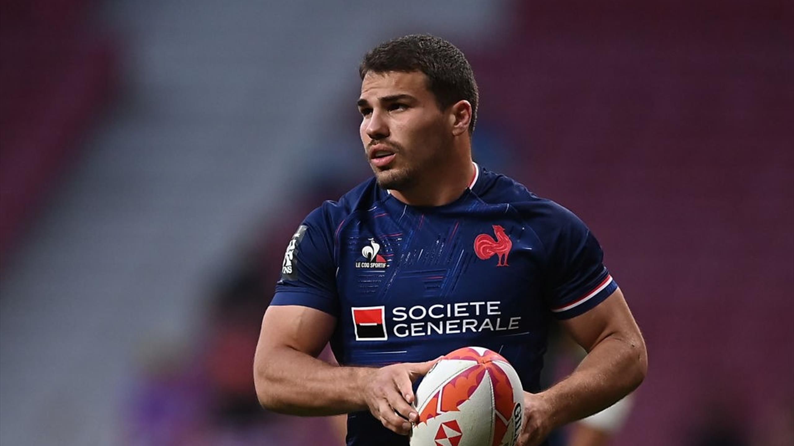 Antoine Dupont s'engage en Une de Têtu pour "arrêter l'homophobie" dans le  rugby - Eurosport