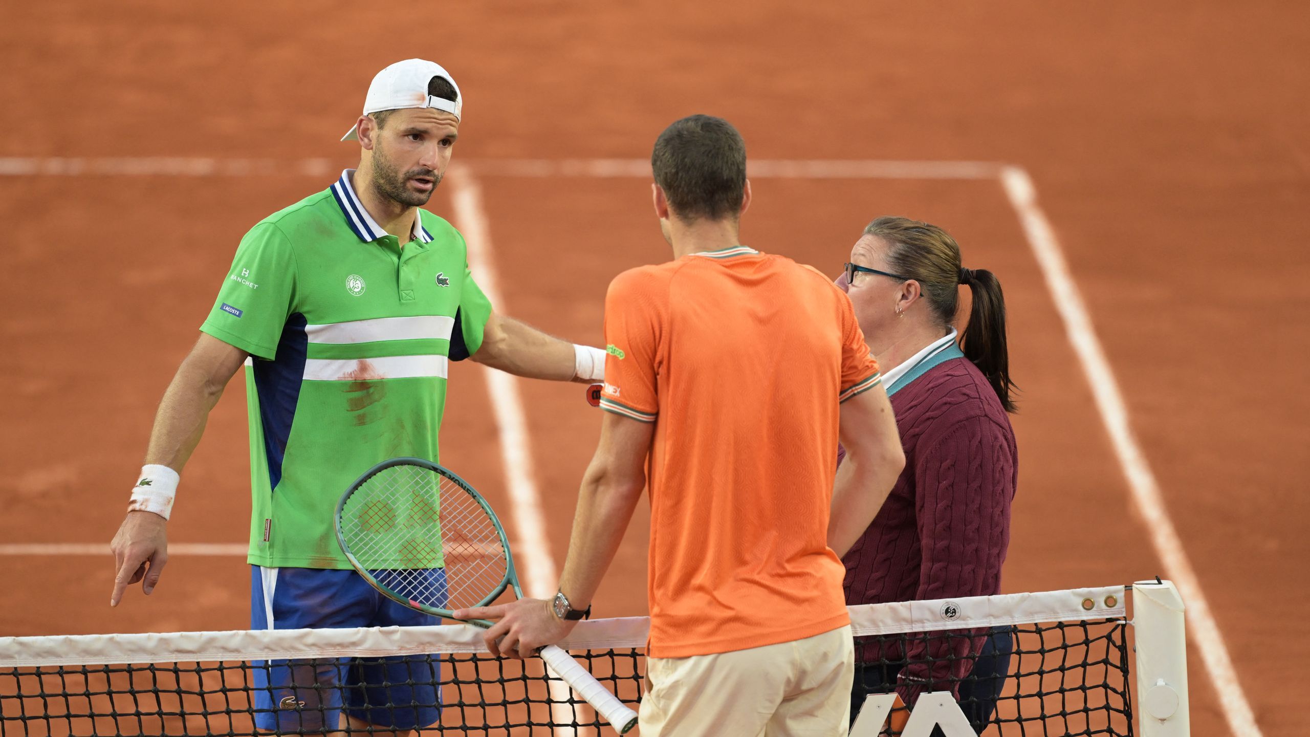French Open: 'Extraordinary' scene as Hubert Hurkacz asks Grigor Dimitrov if umpire can be removed at Roland-Garros