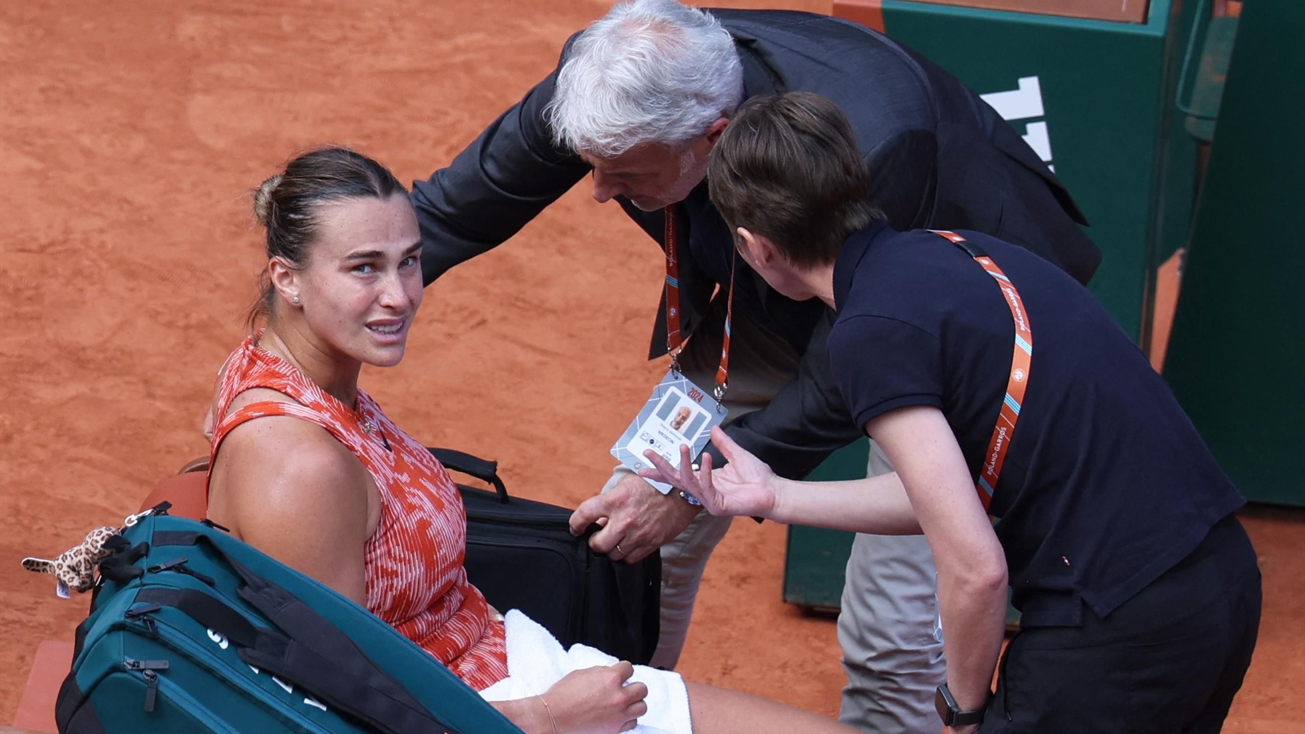 French Open: 'Muscular or flu?' - Aryna Sabalenka suffering as she receives treatment from medic - Tennis video