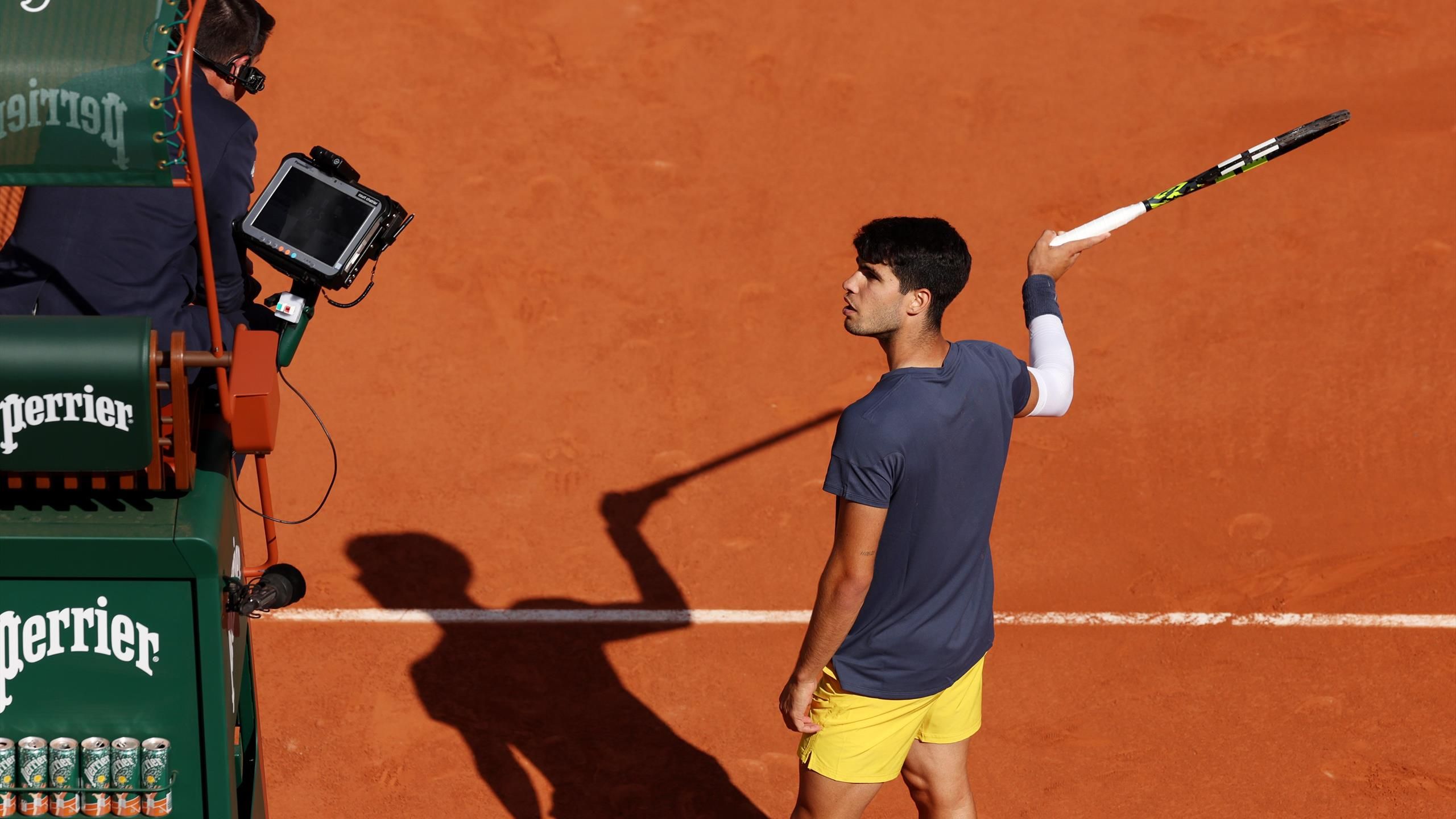 Carlos Alcaraz clashes with umpire over 'unbelievable' state of court in French Open final - 'Do you think it's normal?' - Tennis video