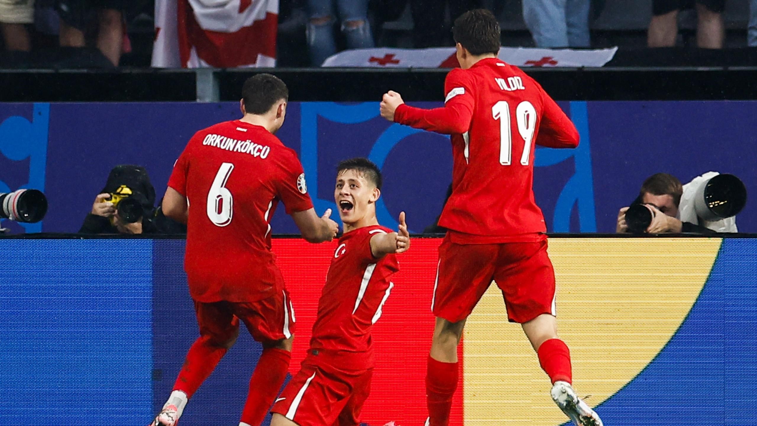 Az egyik 19, és a másik is - a török foci jövőjét a Real és a Juve két Eb-szereplő tinije jelképezi
