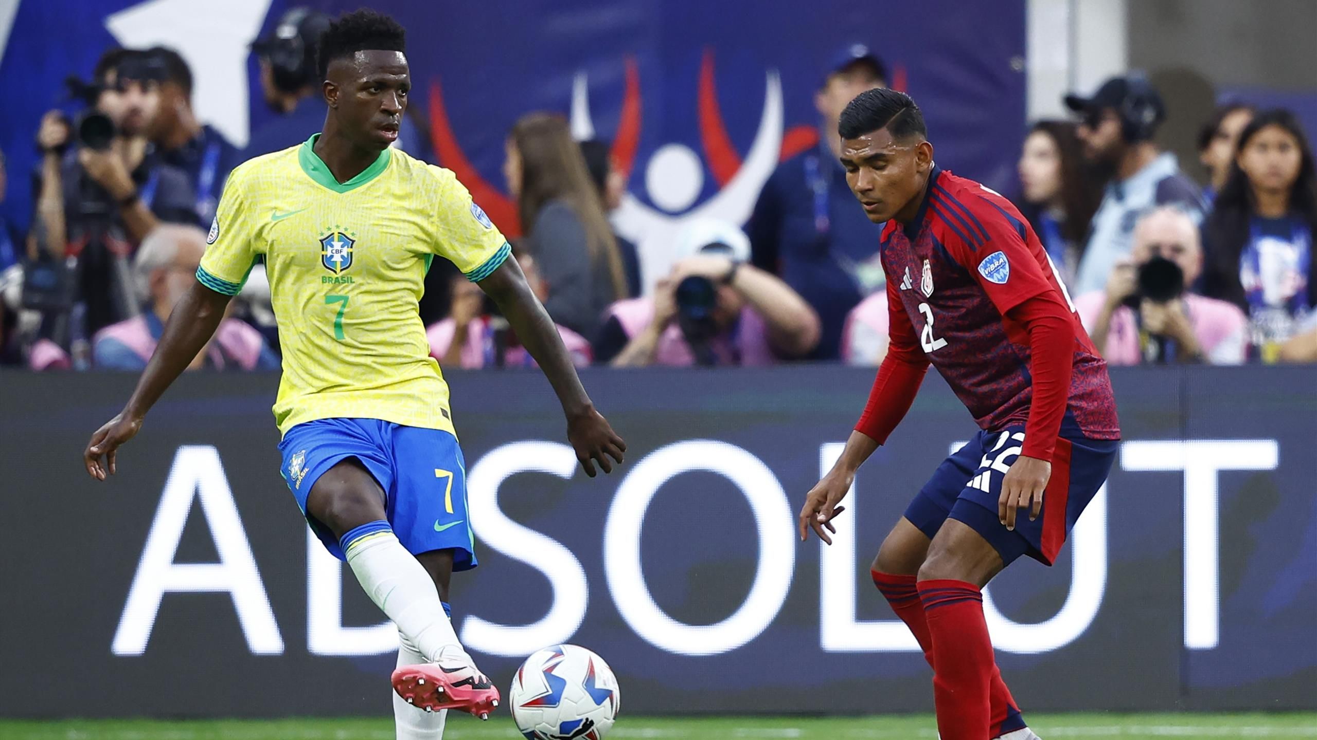 Copa América: Brasil ficou em silêncio ao entrar contra a Costa Rica, que já sofria pressão da Colômbia