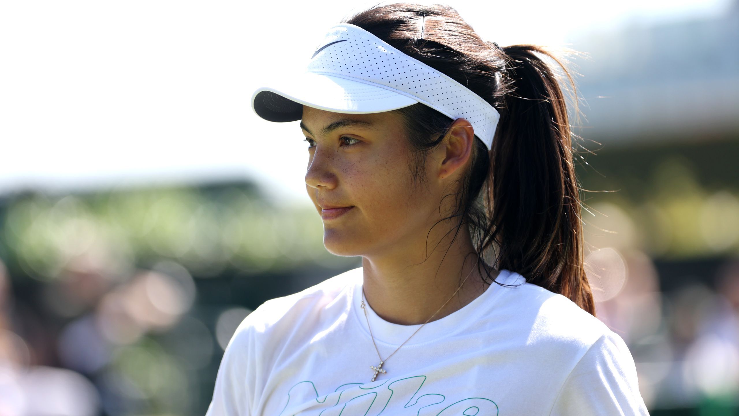 Read more about the article Emma Raducanu hopes “hero” Andy Murray makes it to Wimbledon and praises “quite spectacular” progress by British players