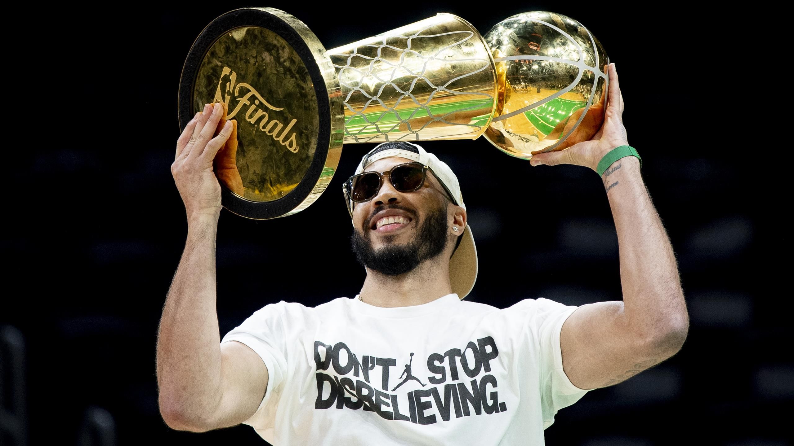 Rekordszerződéssel marasztalják Tatumot, négyszeres NBA-győztessel erősít a Mavericks