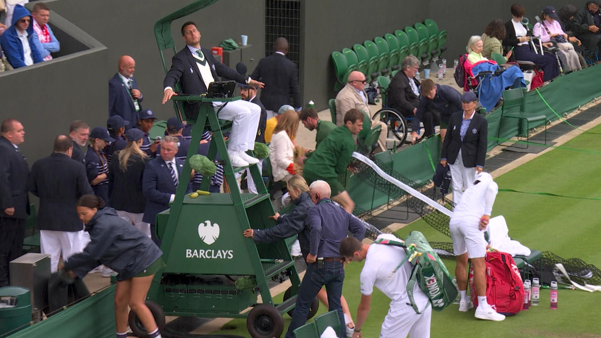 Wimbledon | Umpire krijgt het zwaar te verduren tijdens 'Rain Delay ...