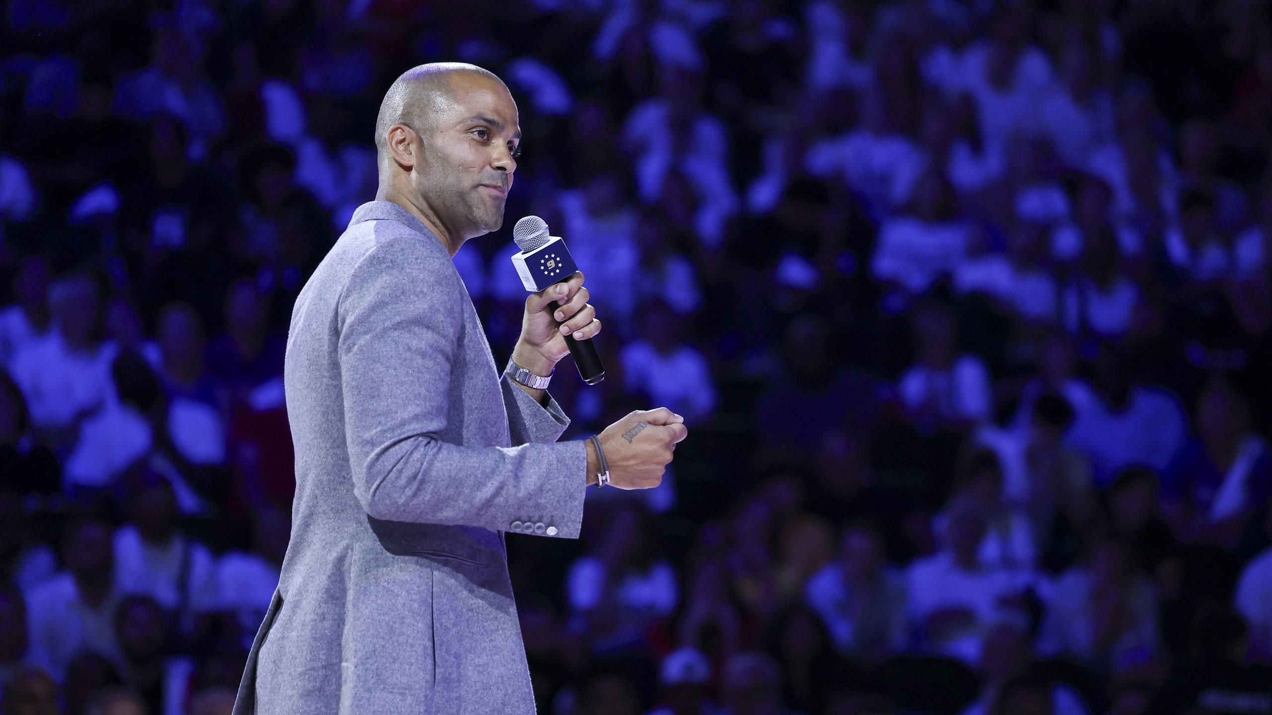 Beaucoup d emotion Tony Parker honore son maillot en equipe de France retire Eurosport