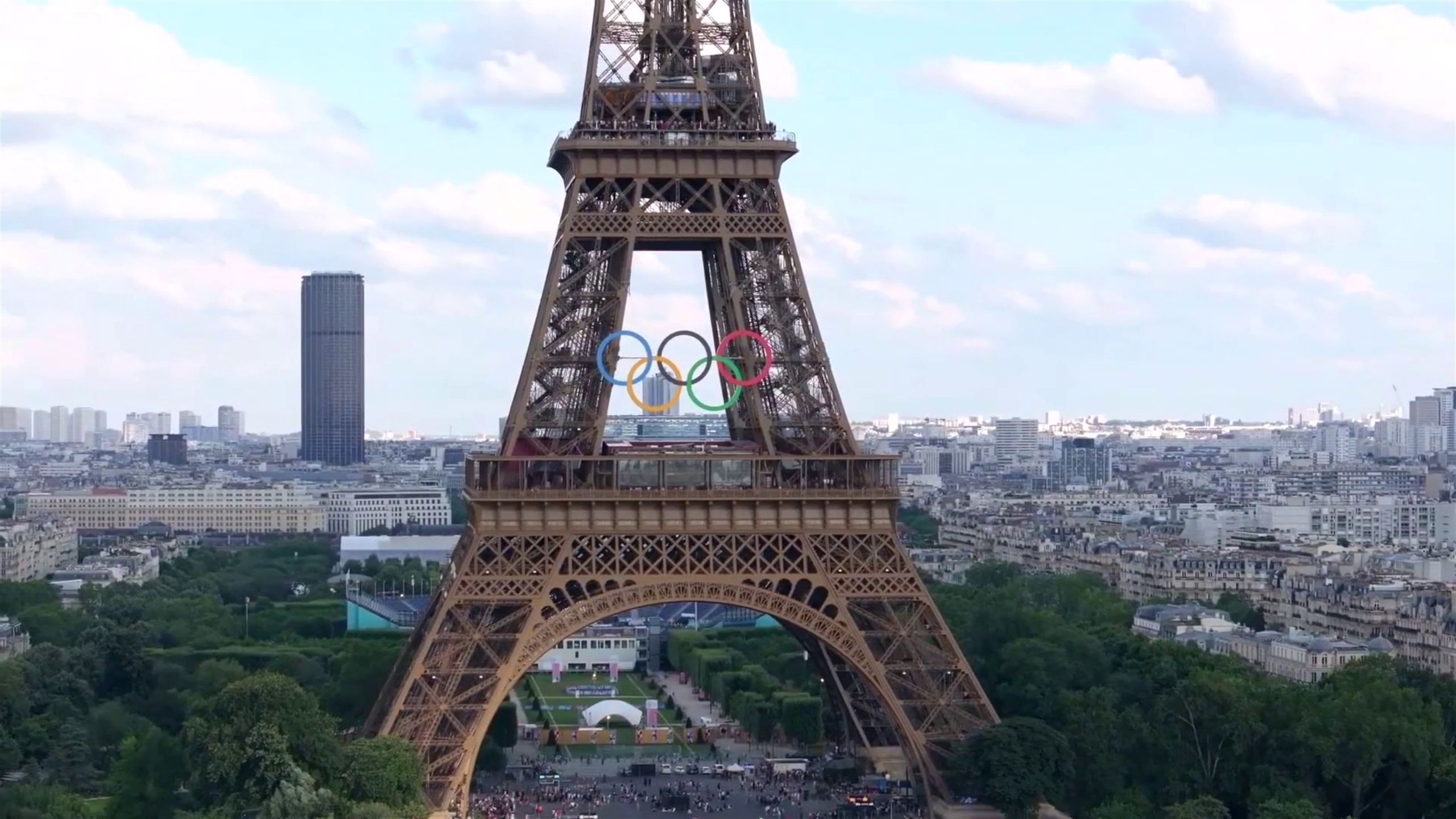 La fiaccola olimpica fa il giro completo di Parigi rivedi il video in