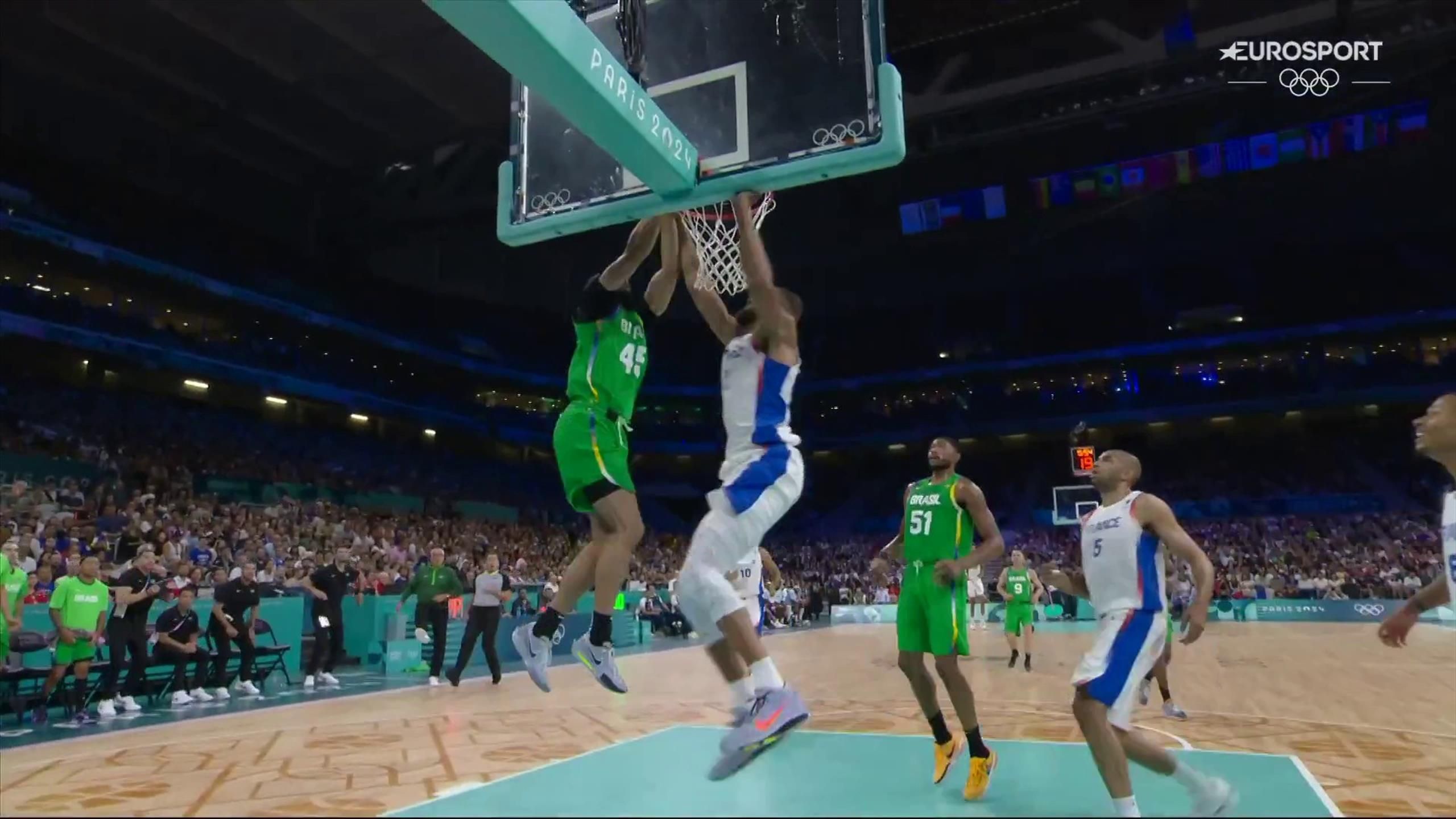JO Paris 2024 | Interception sur Wembanyama et poster sur Gobert ...