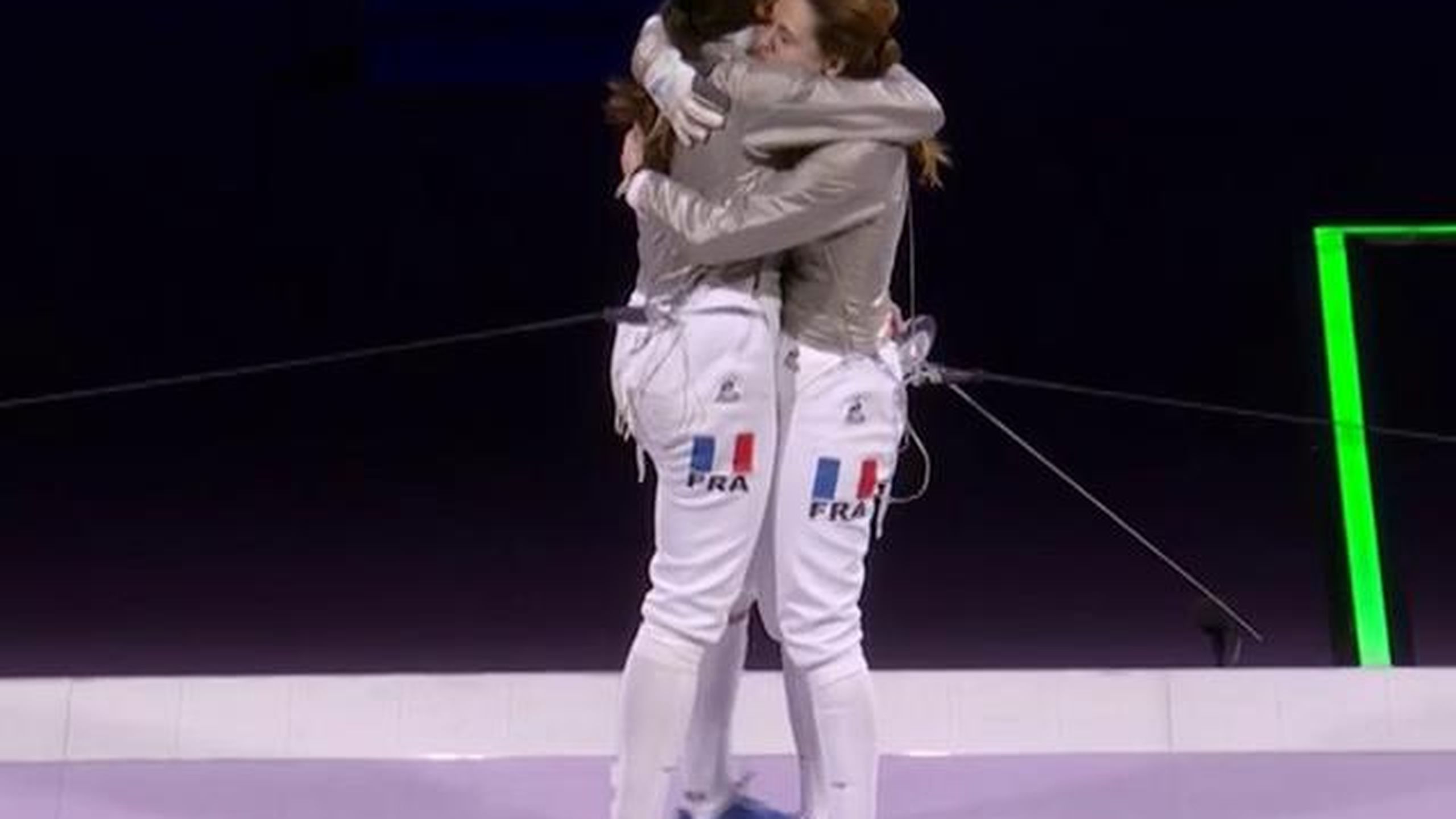 Rétro Jeux Olympiques Paris 2024 | Des larmes et des bisous : le titre ...