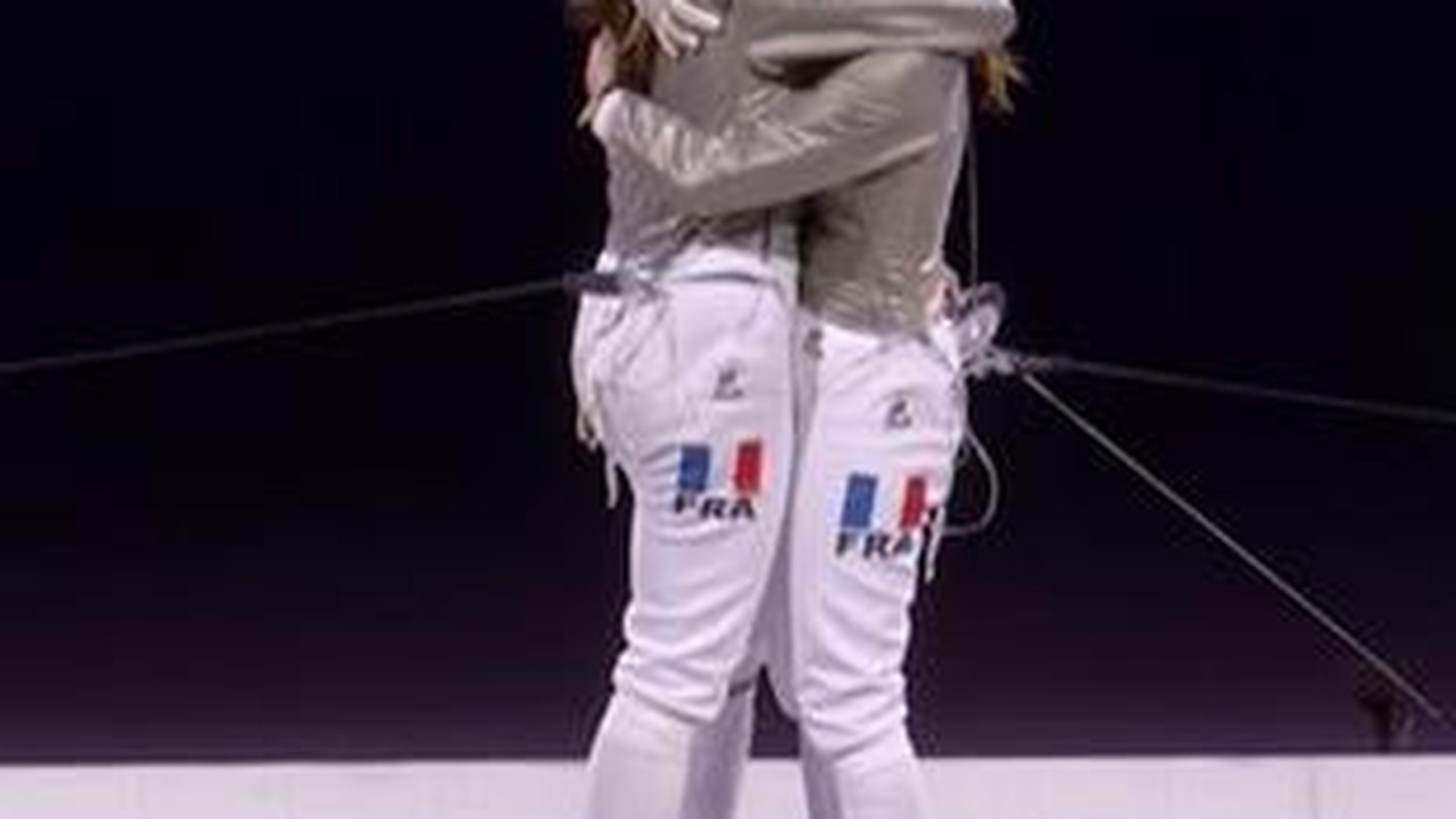Rétro Jeux Olympiques Paris 2024 | Des larmes et des bisous : le titre ...
