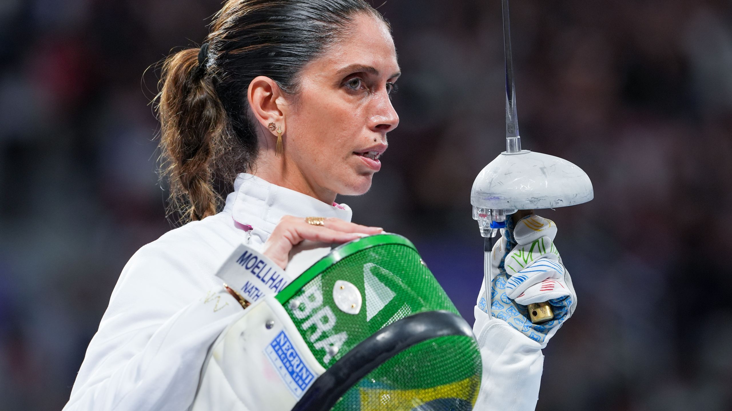 Paris 2024 | Braziliaanse schermt met tumor in rug en gaat na afloop van partij  tegen de grond - Eurosport