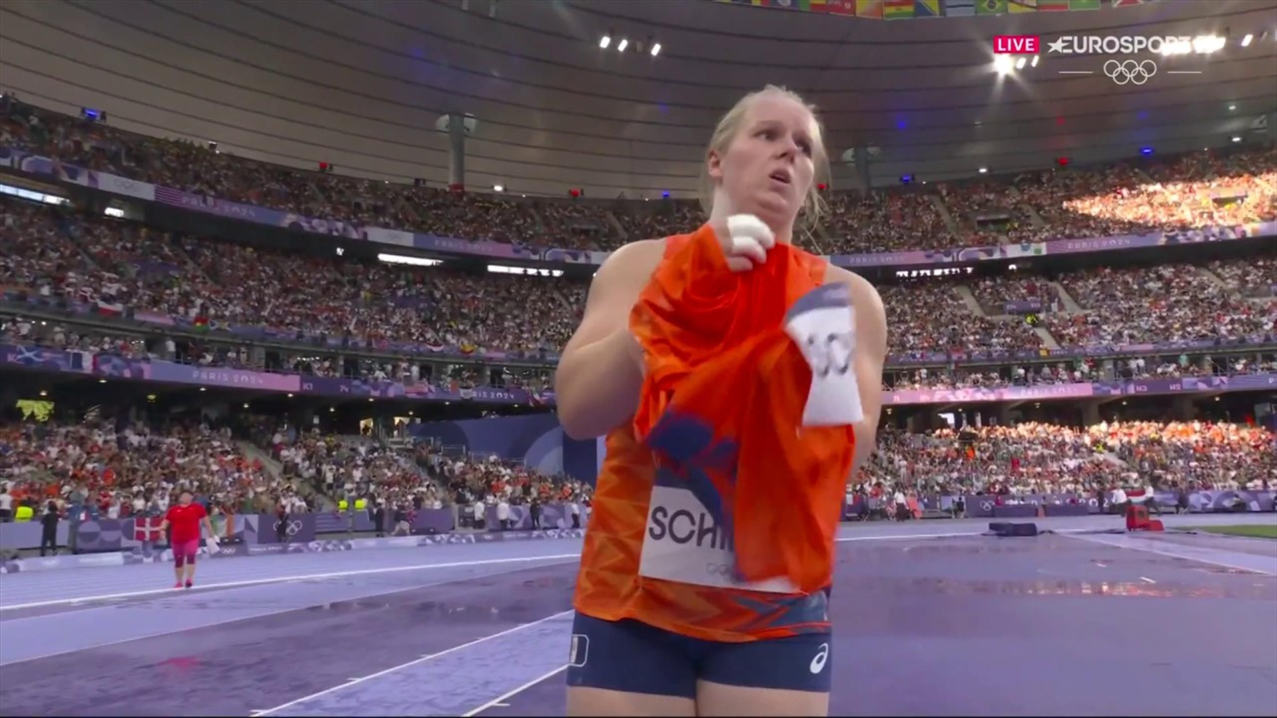 Paris 2024 Kogelstoter Jessica Schilder heeft moeite met regen en