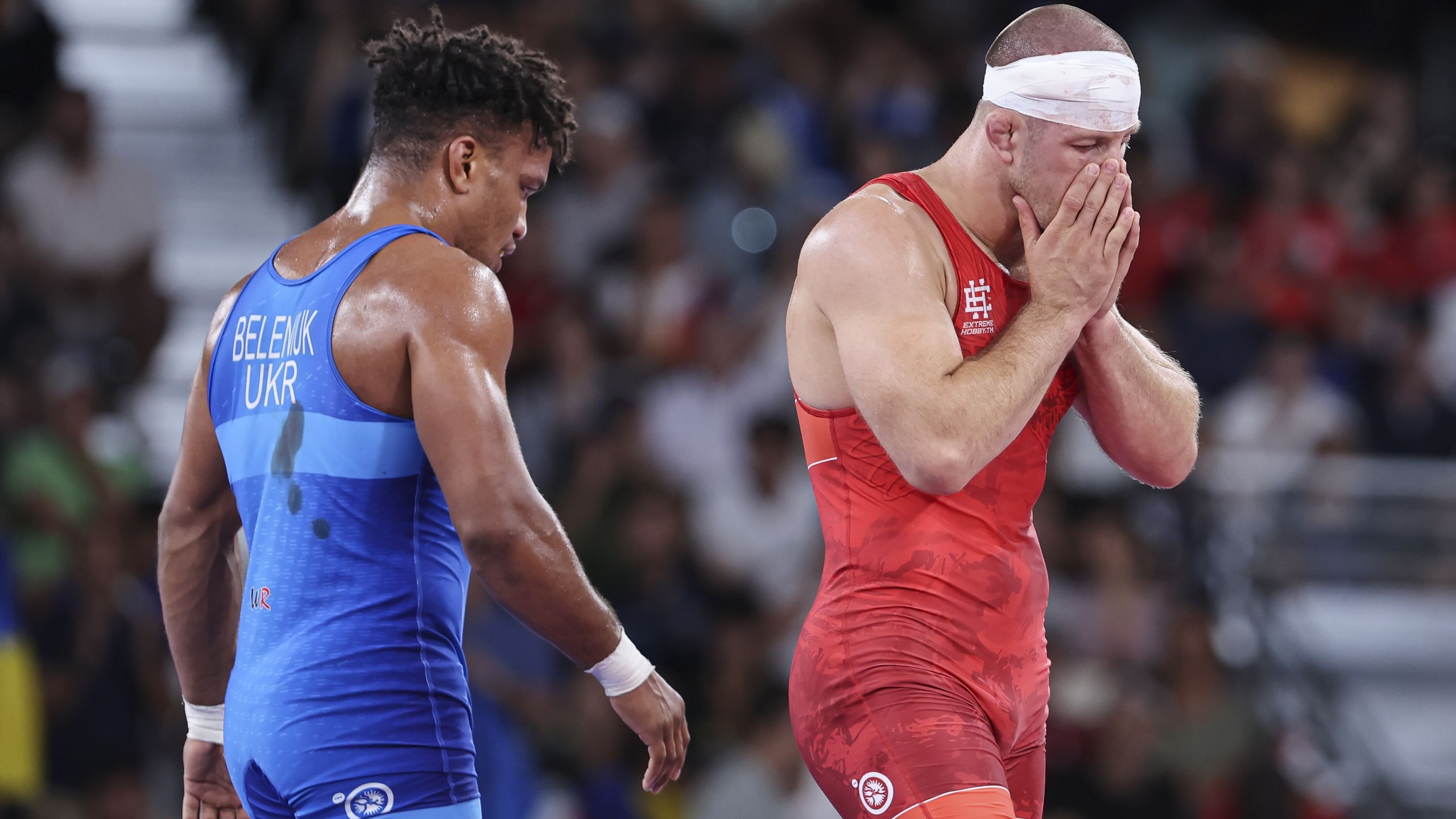 Arkadiusz Kułynycz está enfadado tras perder la lucha por la medalla de bronce. El presidente André Sopron responde