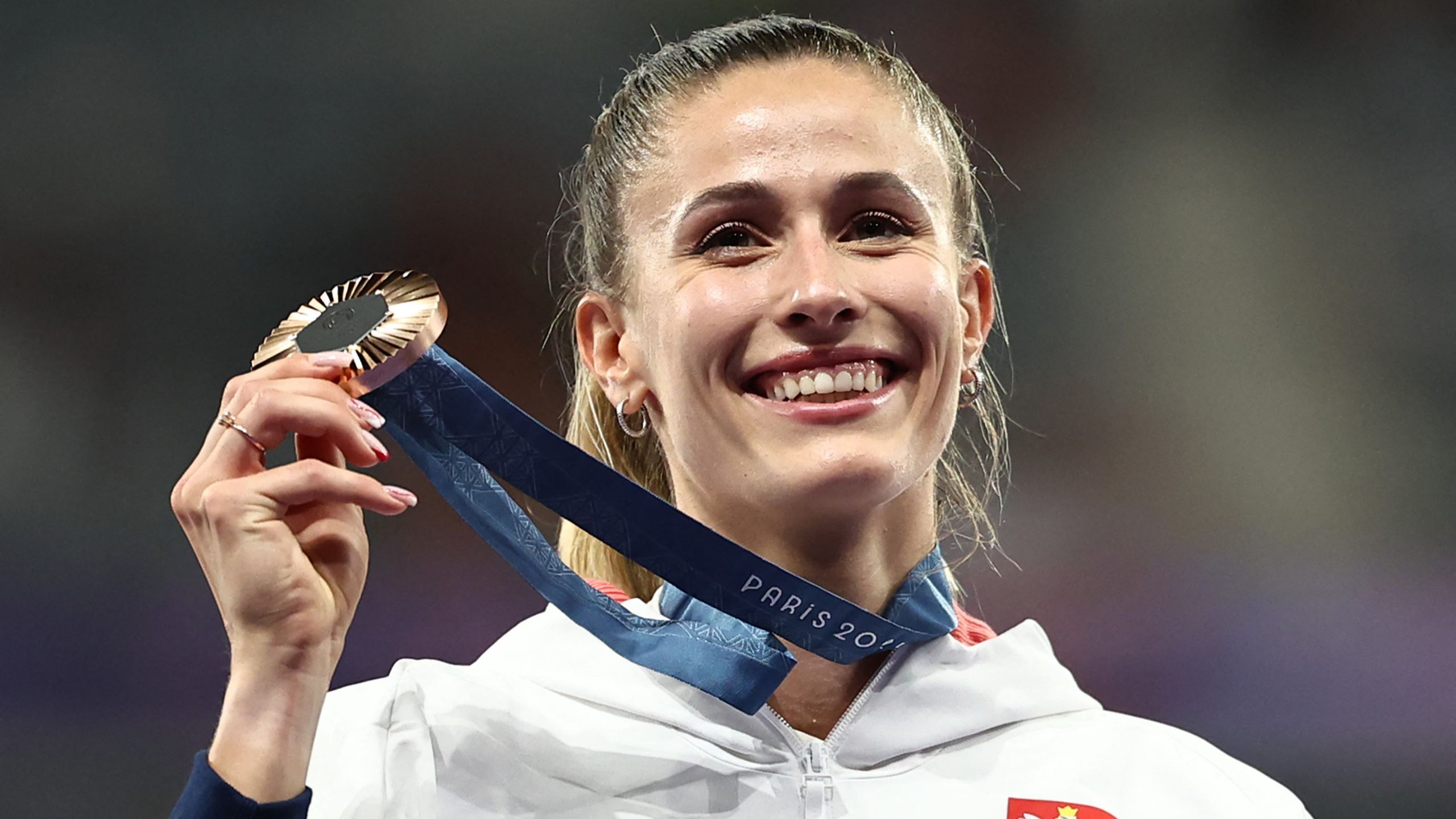 Juegos Olímpicos París 2024 Natalia Kachmarek recibe medalla de bronce por el tercer puesto en la carrera de 400 m.