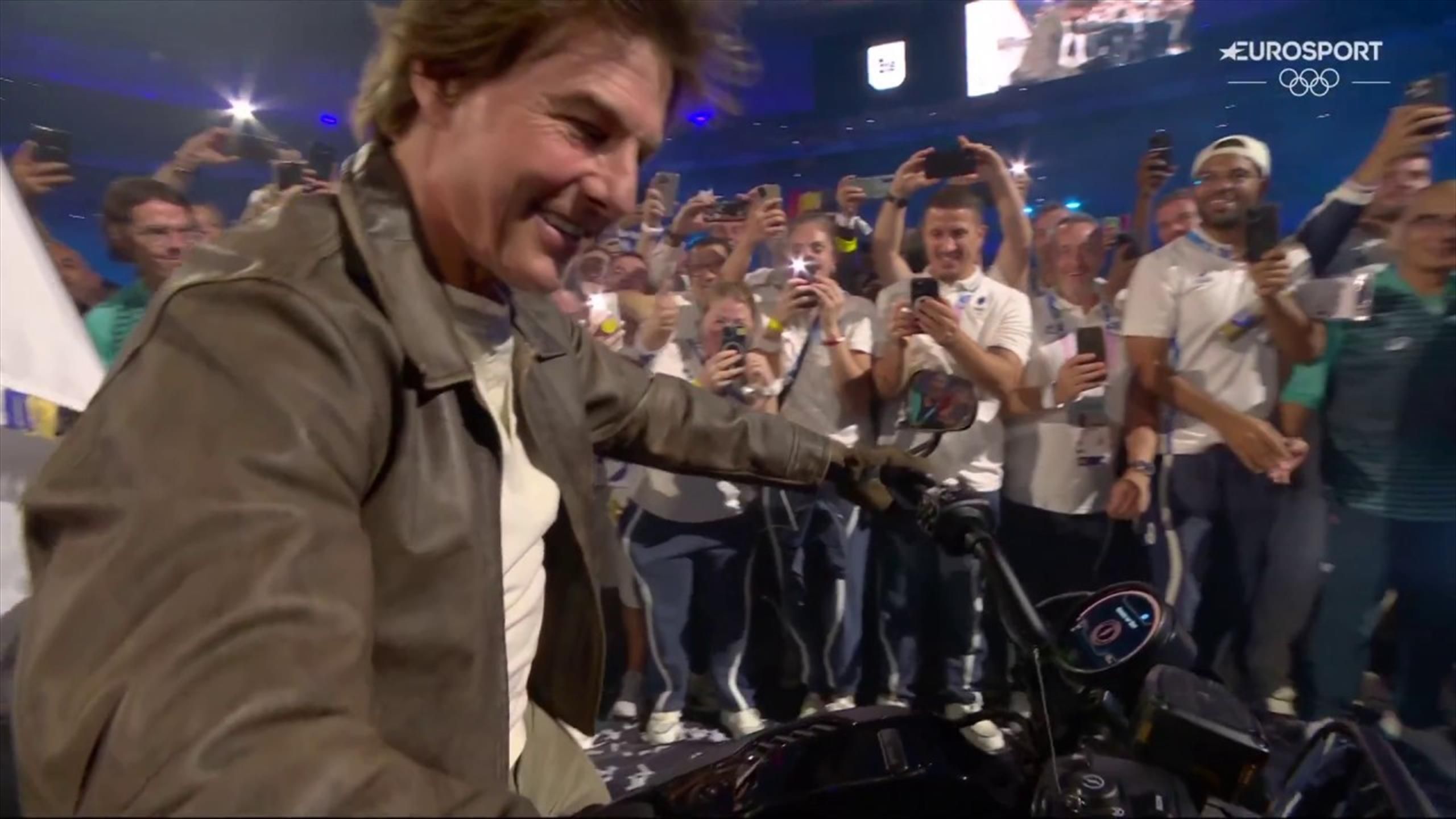 Paris 2024 Tom Cruise maakt ons warm voor LA 2028 Abseilen vanaf het dak van het Stade de