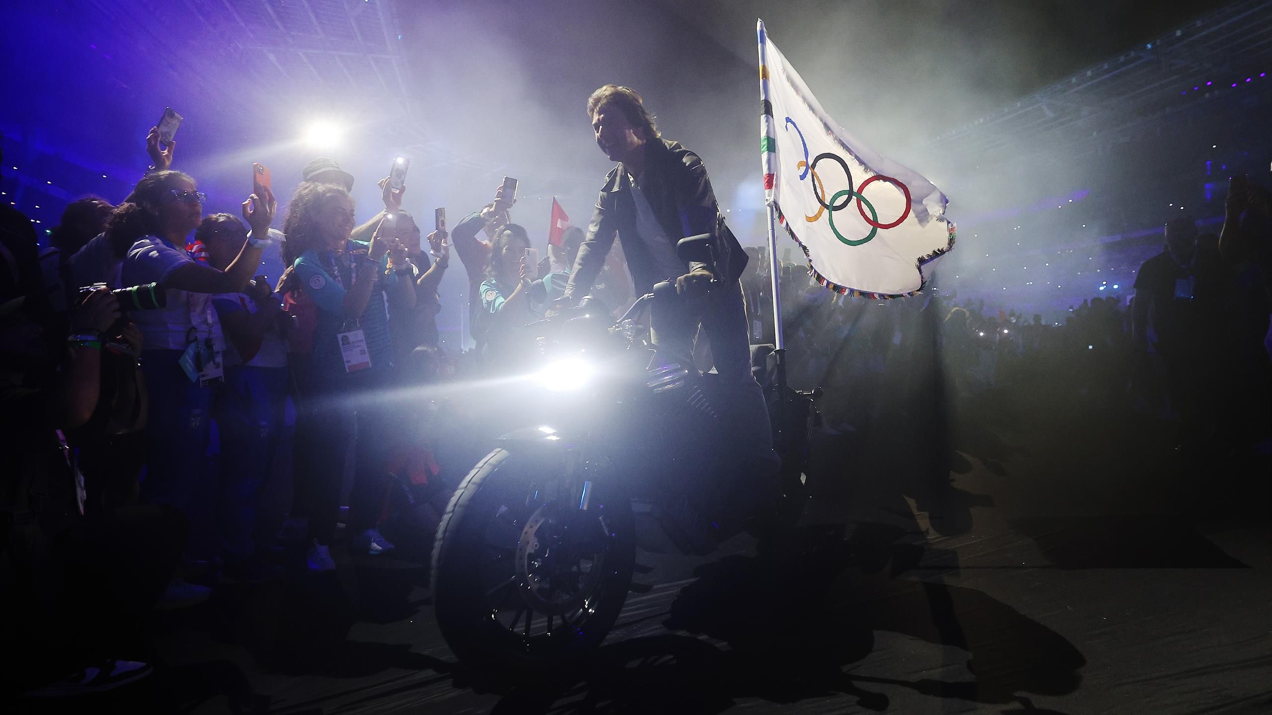 Tom Cruise vette át, és „vitte el” Los Angelesbe az olimpiai zászlót