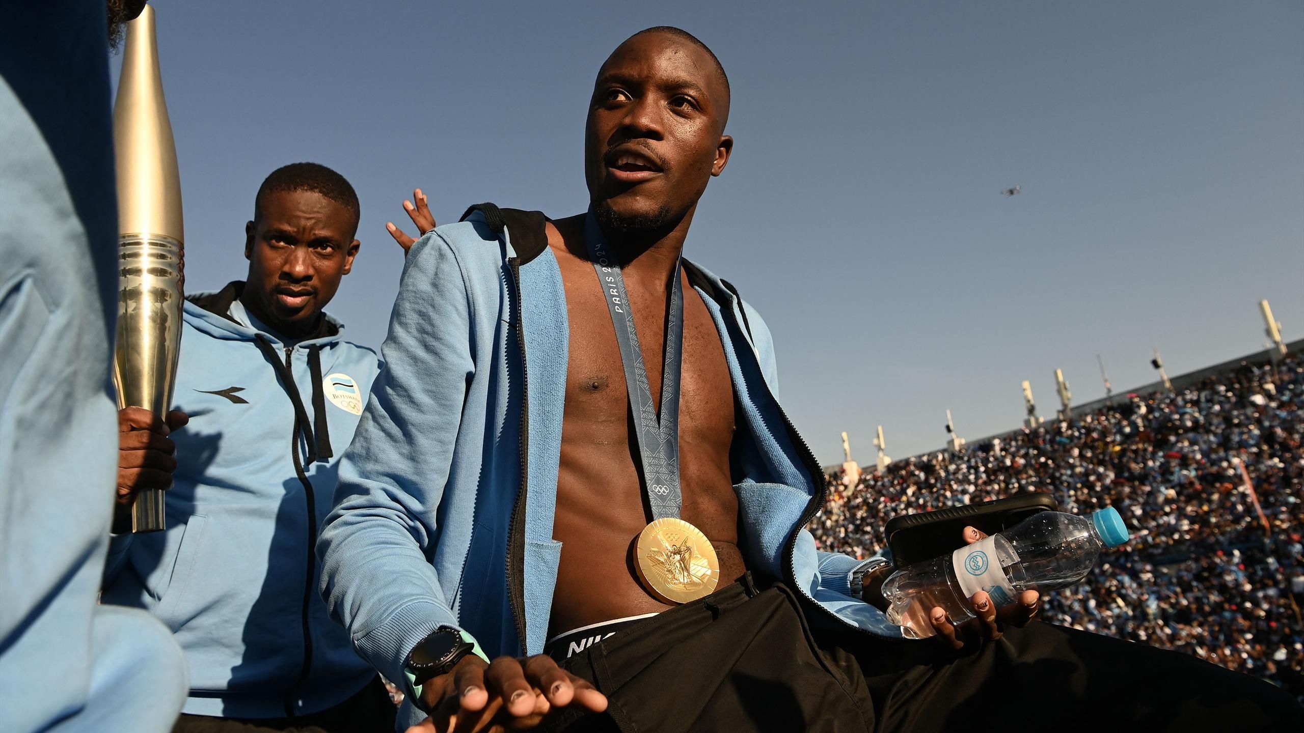 Olympia 2024 Letsile Tebogo in Botswana im größten Stadion empfangen