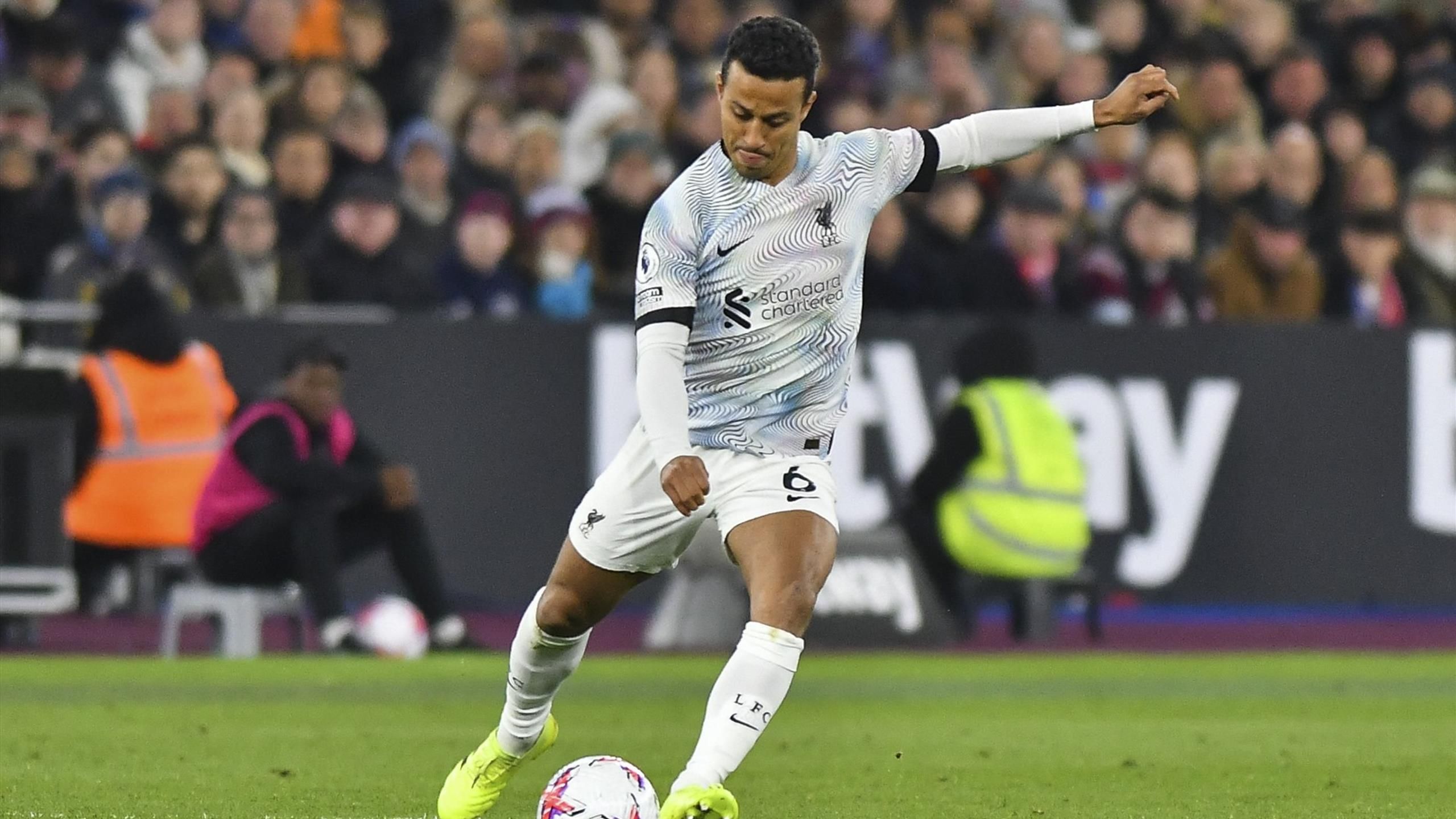 Vissza kell térnie Angliába a Barca stábjához egy hónapja csatlakozó Thiago Alcantarának