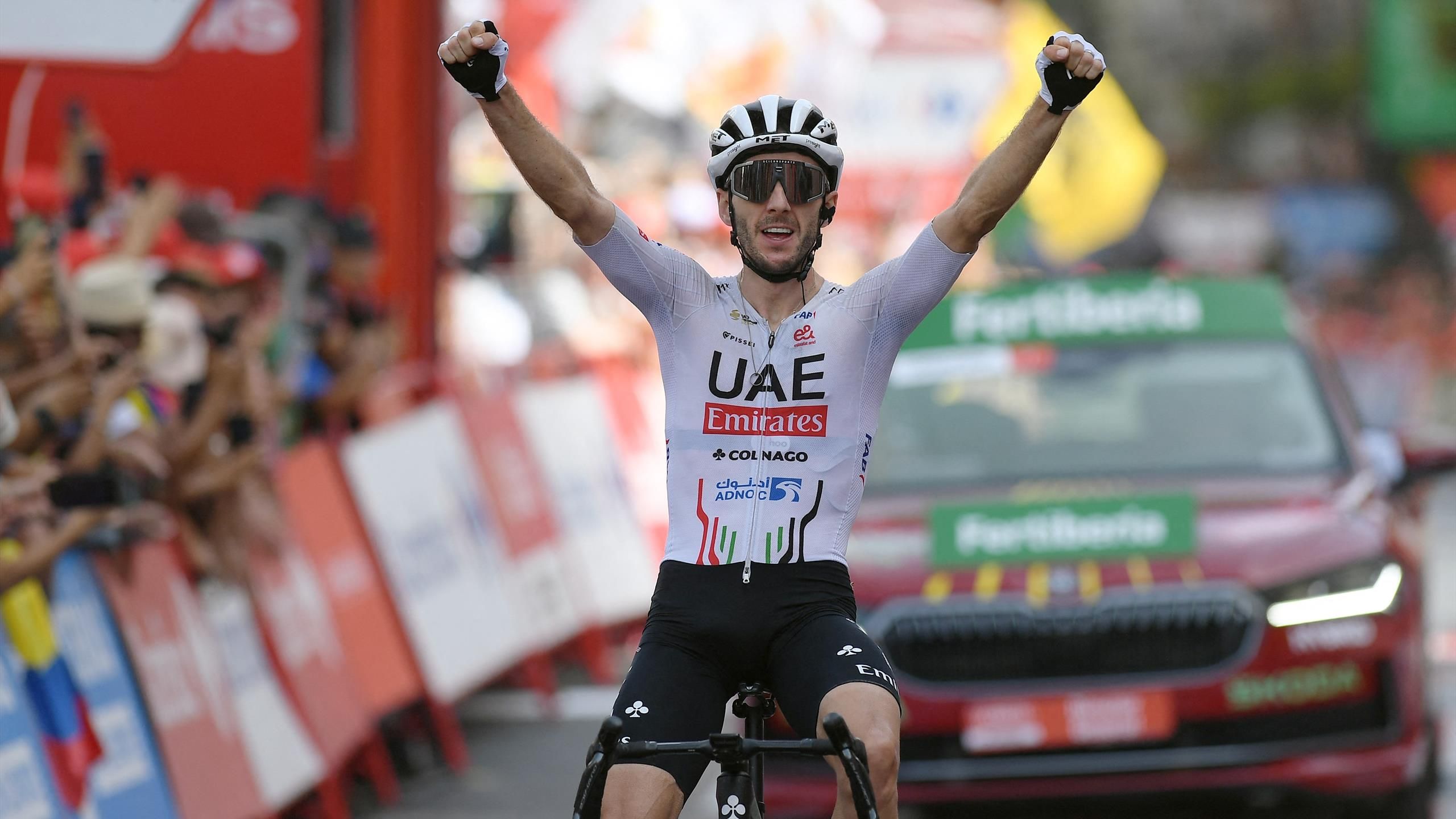 El grito de Adam Yates en Granada: ¡Victoria tras una escapada de 58 km! Richard Karabus venció a Primos Roglik y Ben O’Connor