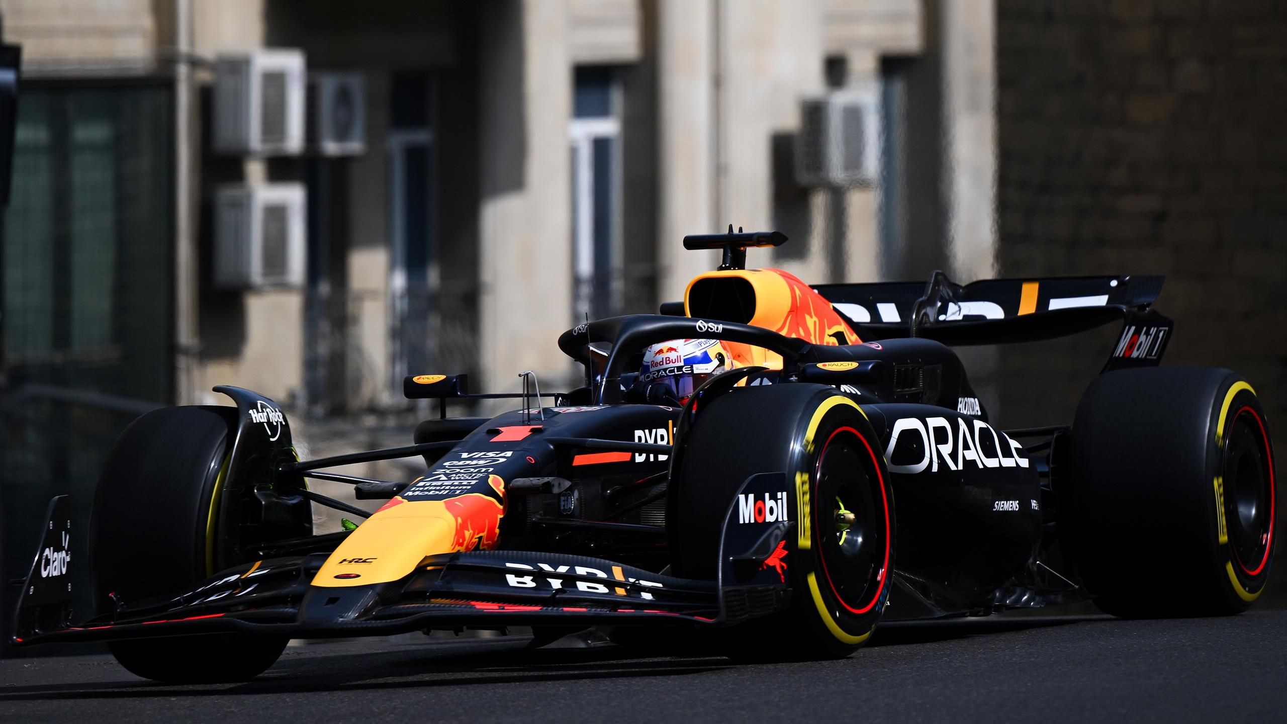 Verstappen volt a leggyorsabb az első szabadedzésen, Leclerc ismét összetörte a Ferrarit Bakuban